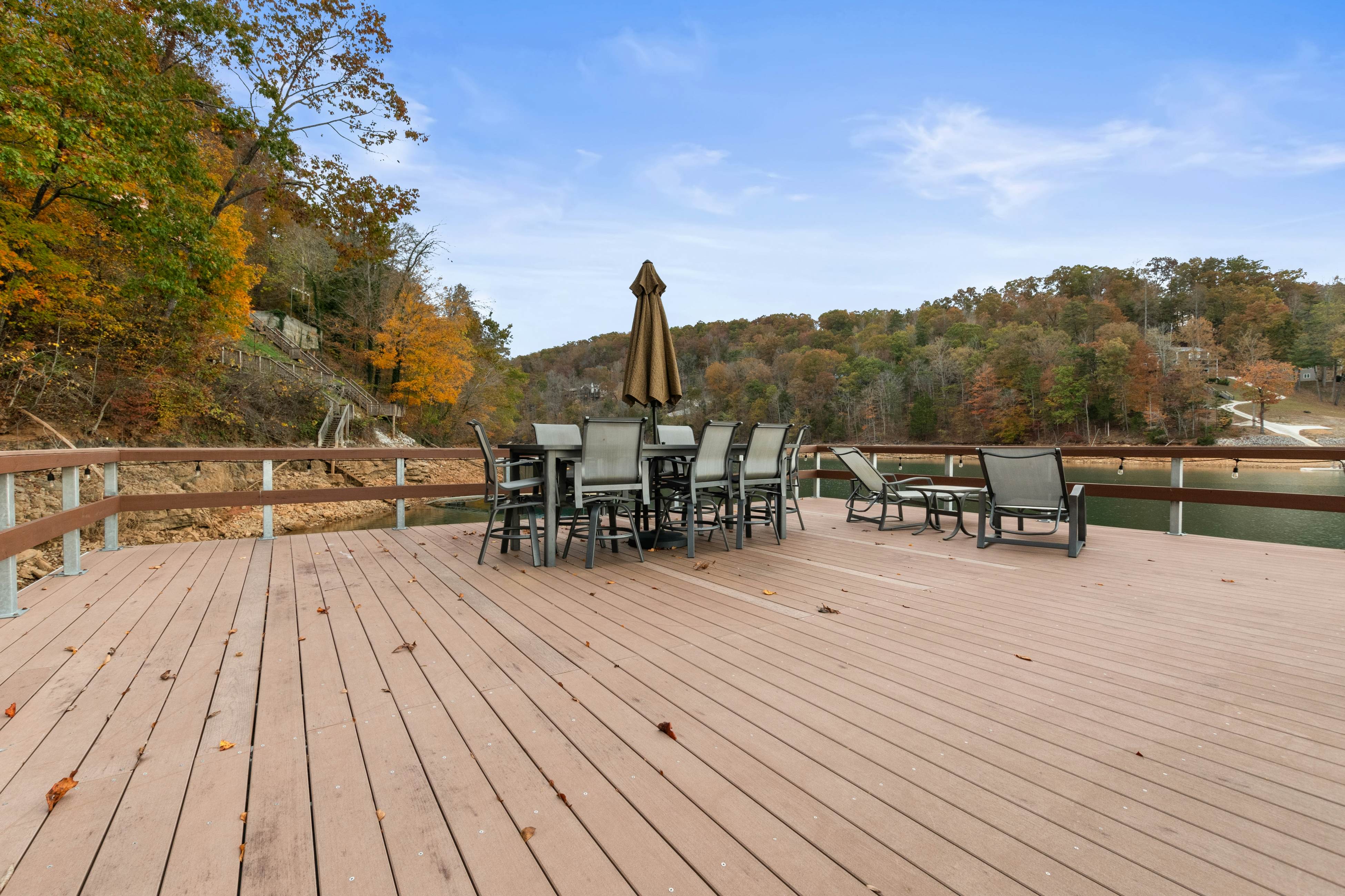 Relaxing Waterfront Stay | Deck・Hot Tub・Fireplace