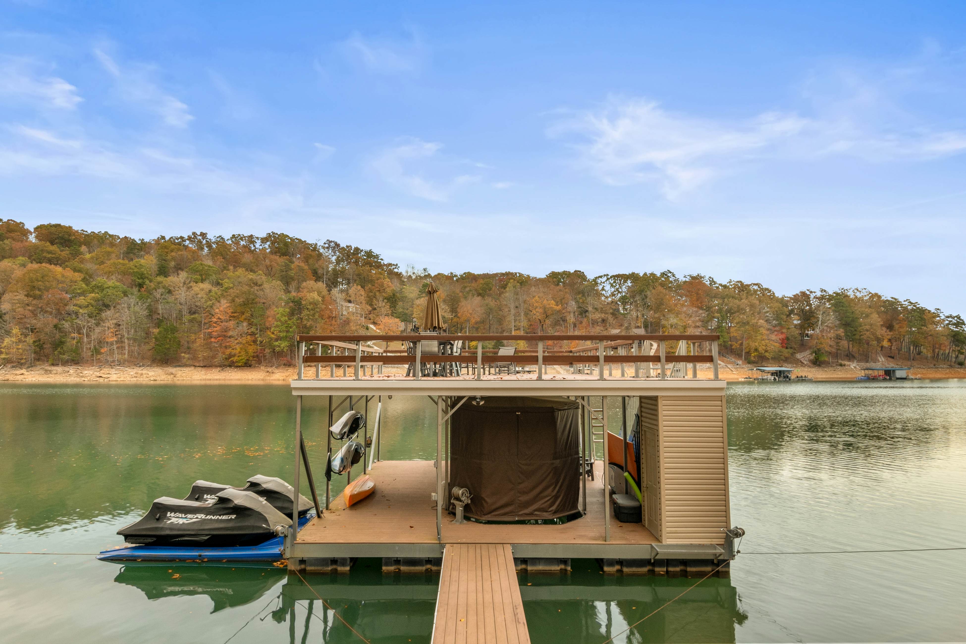 Relaxing Waterfront Stay | Deck・Hot Tub・Fireplace