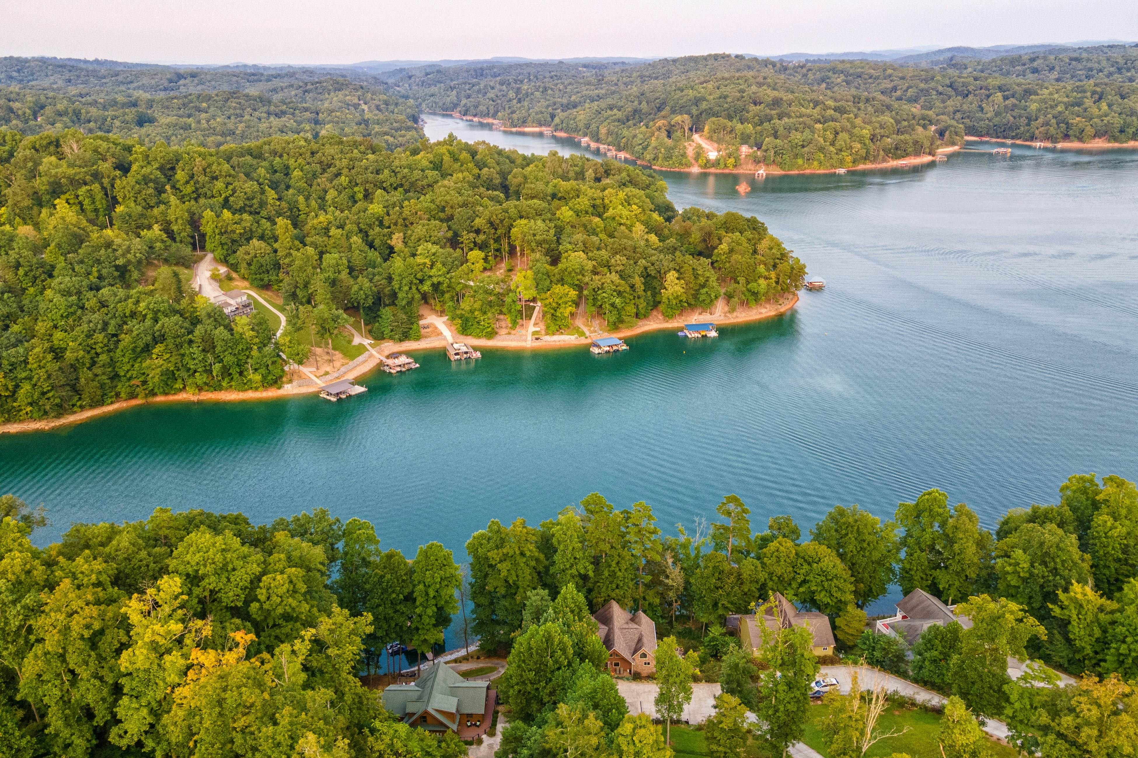 Relaxing Waterfront Stay | Deck・Hot Tub・Fireplace