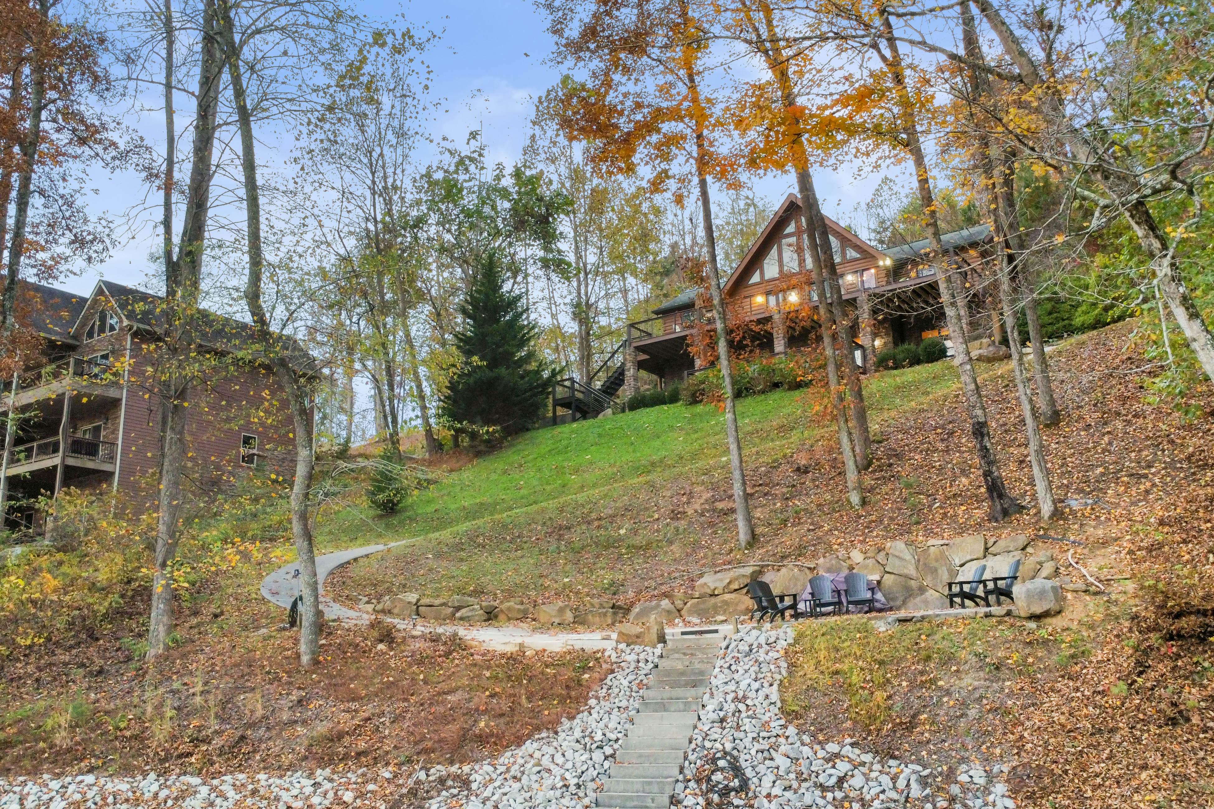 Relaxing Waterfront Stay | Deck・Hot Tub・Fireplace