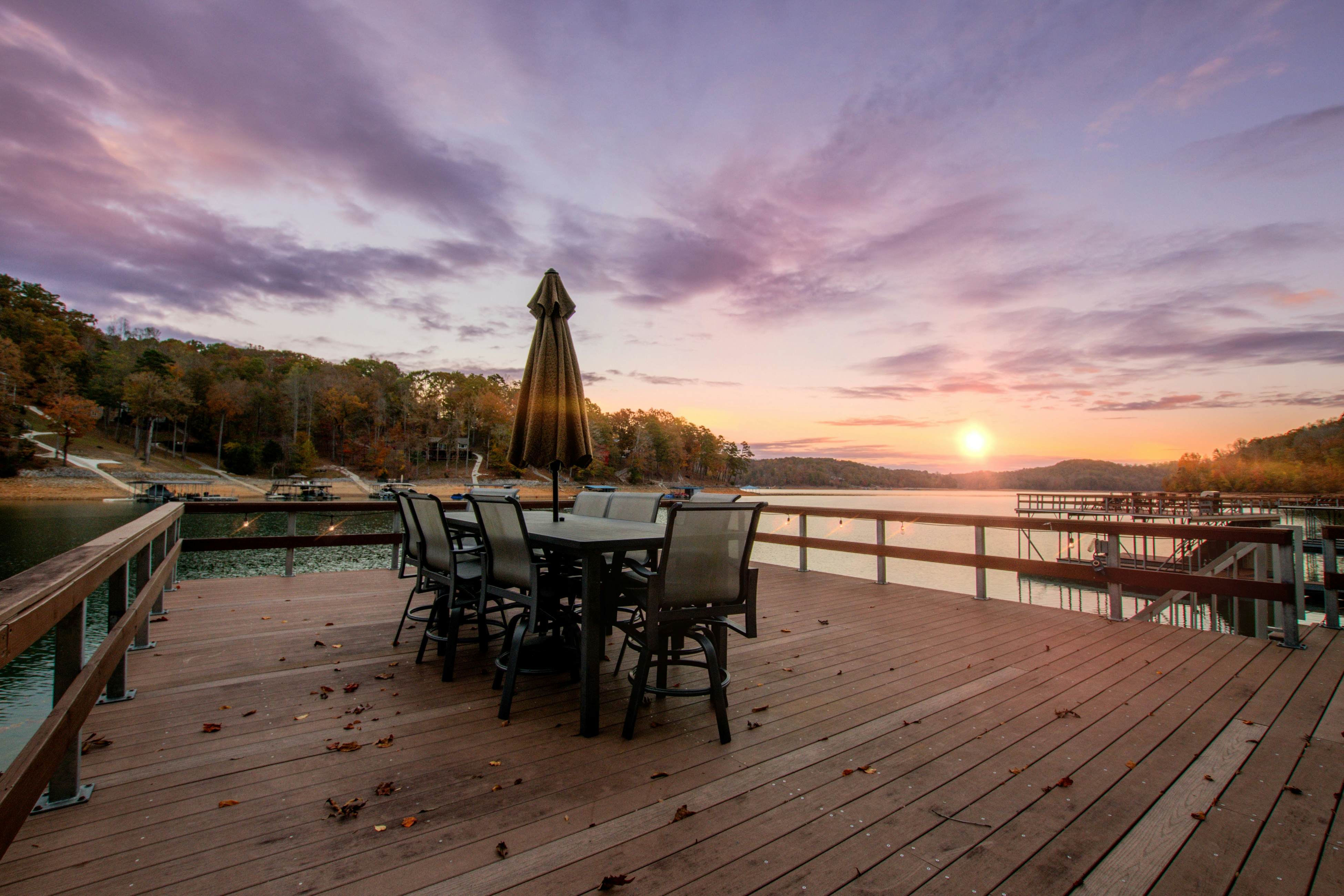 Relaxing Waterfront Stay | Deck・Hot Tub・Fireplace