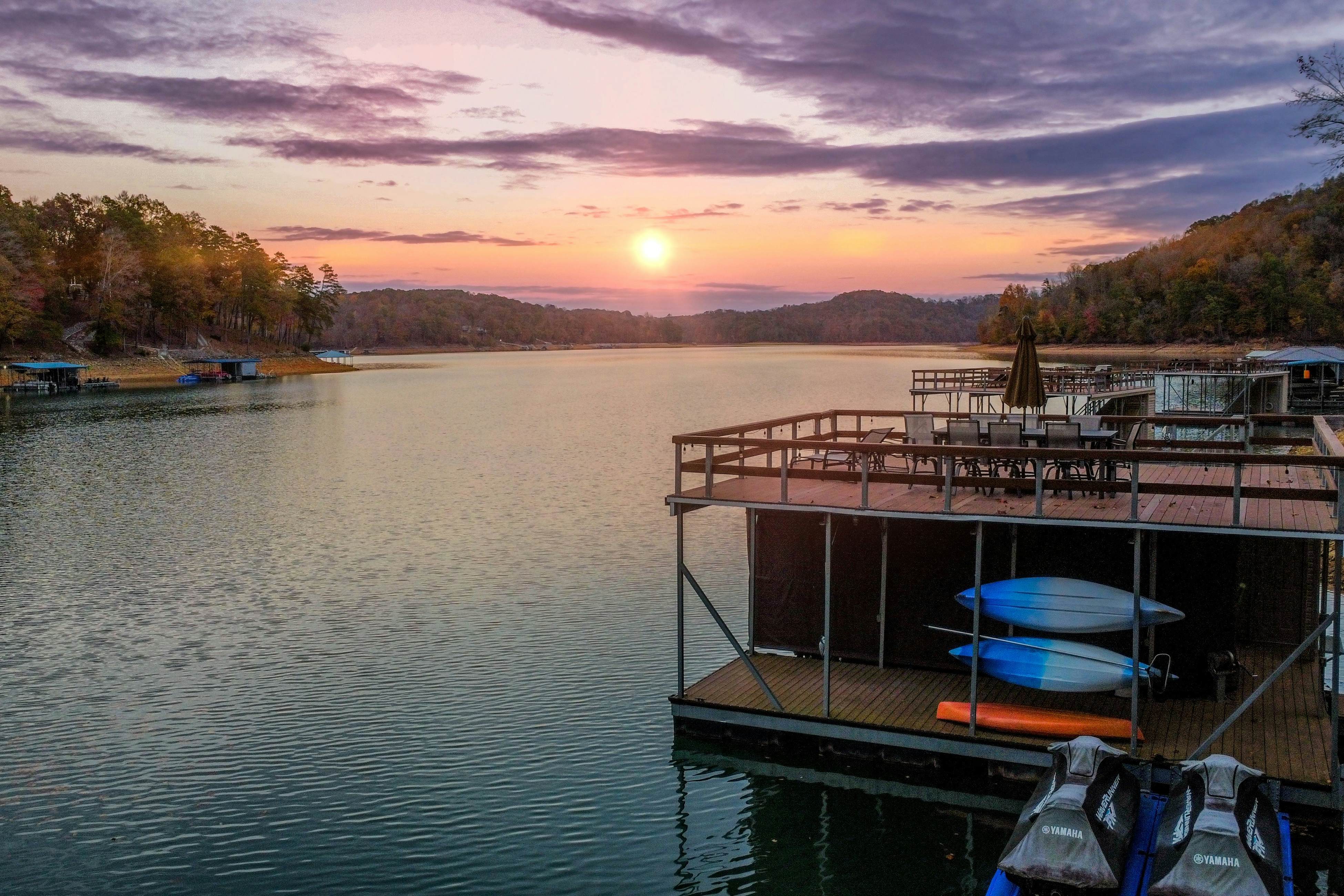 Relaxing Waterfront Stay | Deck・Hot Tub・Fireplace