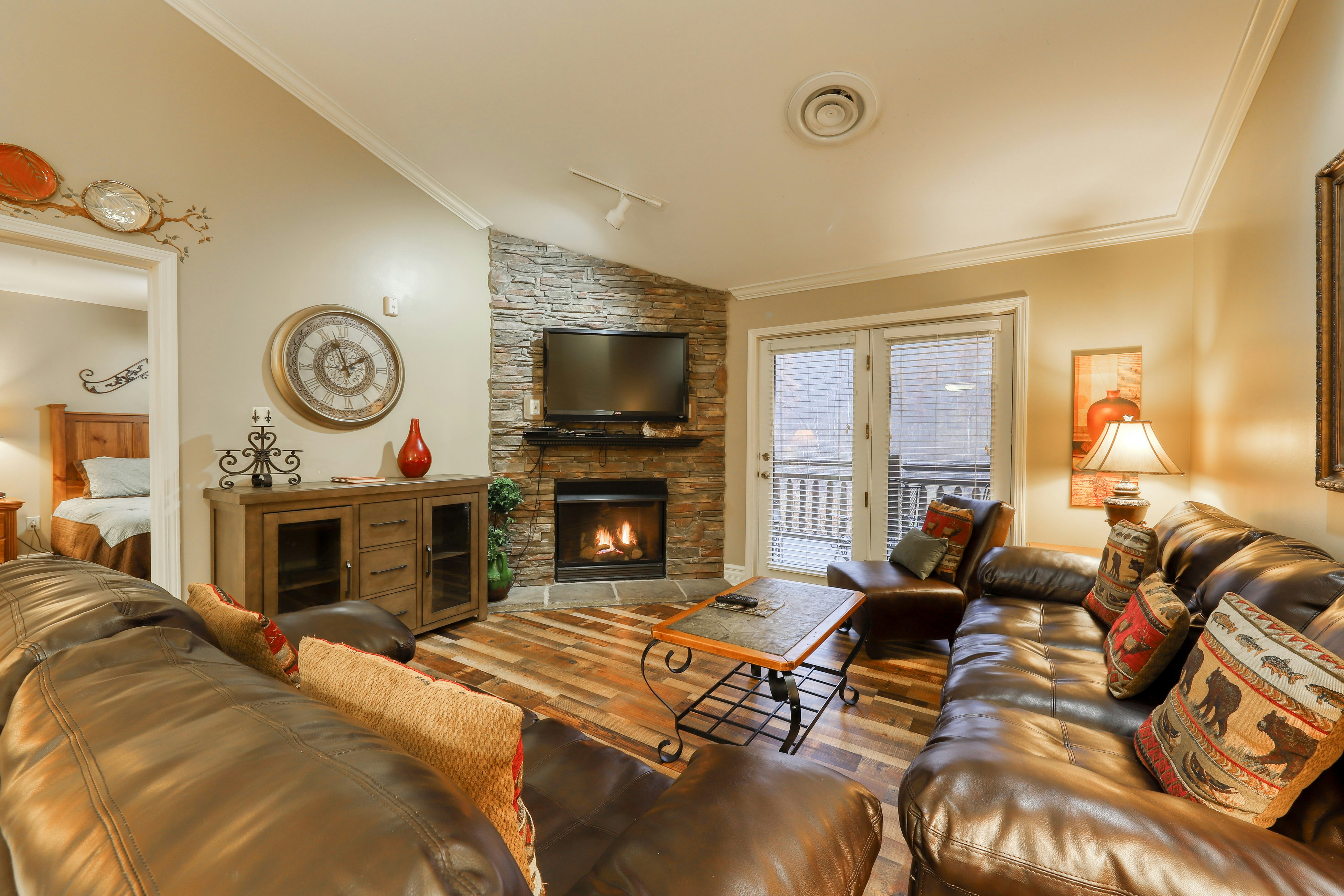 Inviting Creekside Condo, Sleeps 8・Jetted Tub・Gym