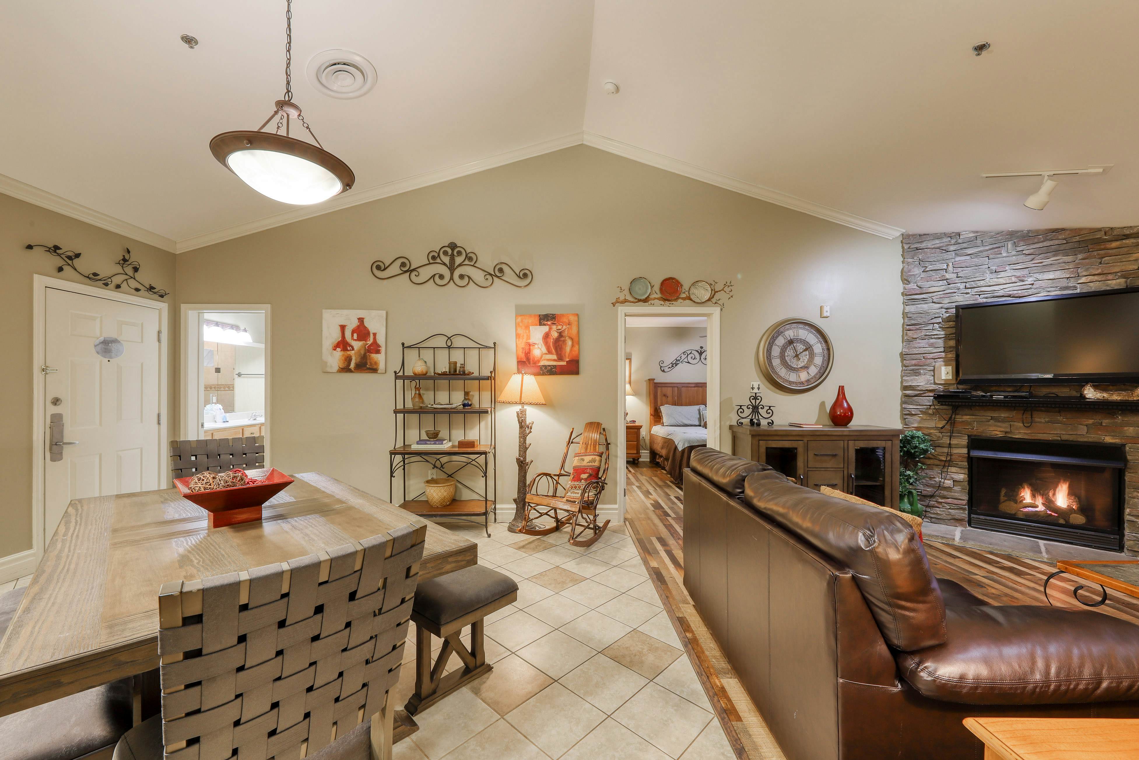 Inviting Creekside Condo, Sleeps 8・Jetted Tub・Gym