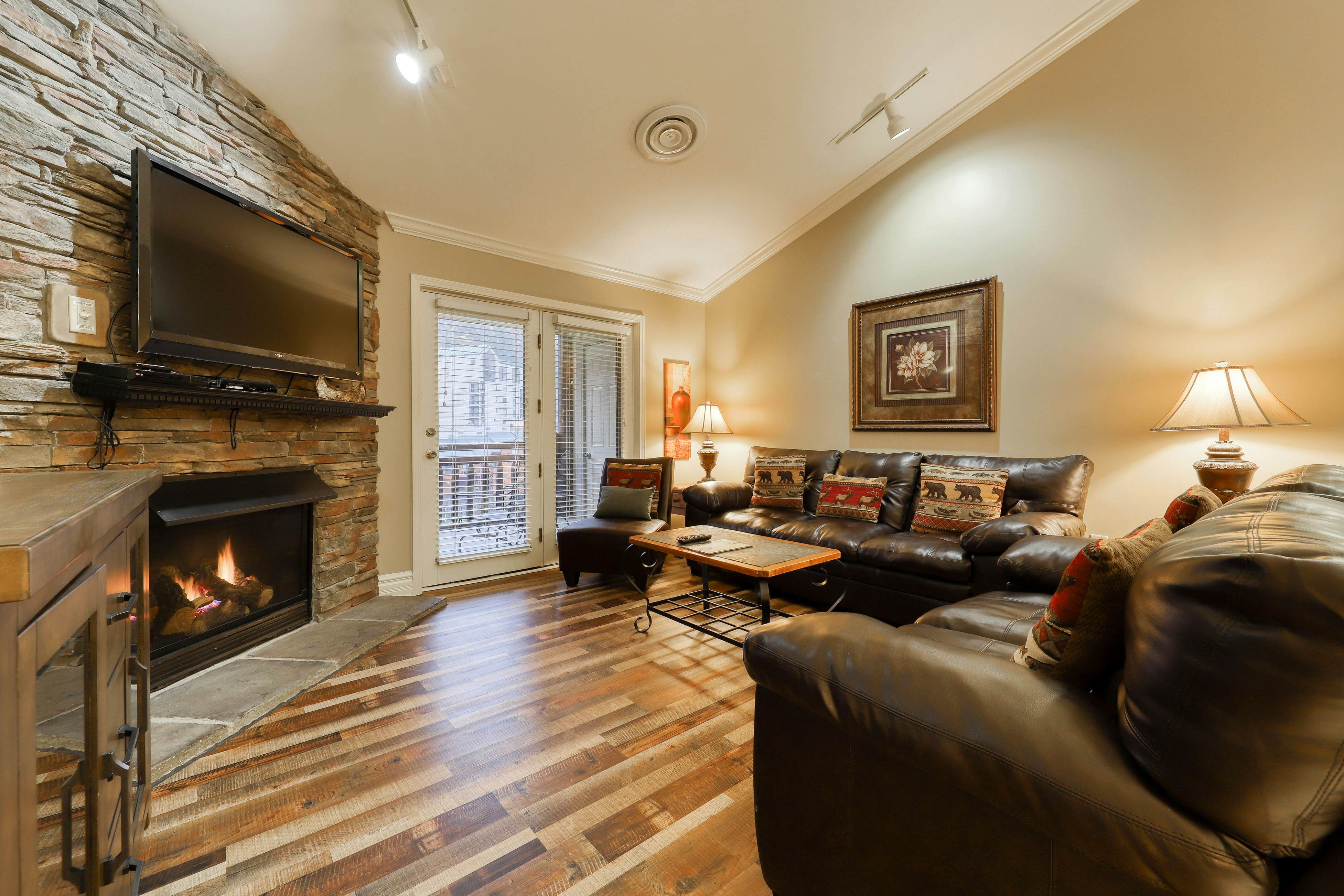 Inviting Creekside Condo, Sleeps 8・Jetted Tub・Gym