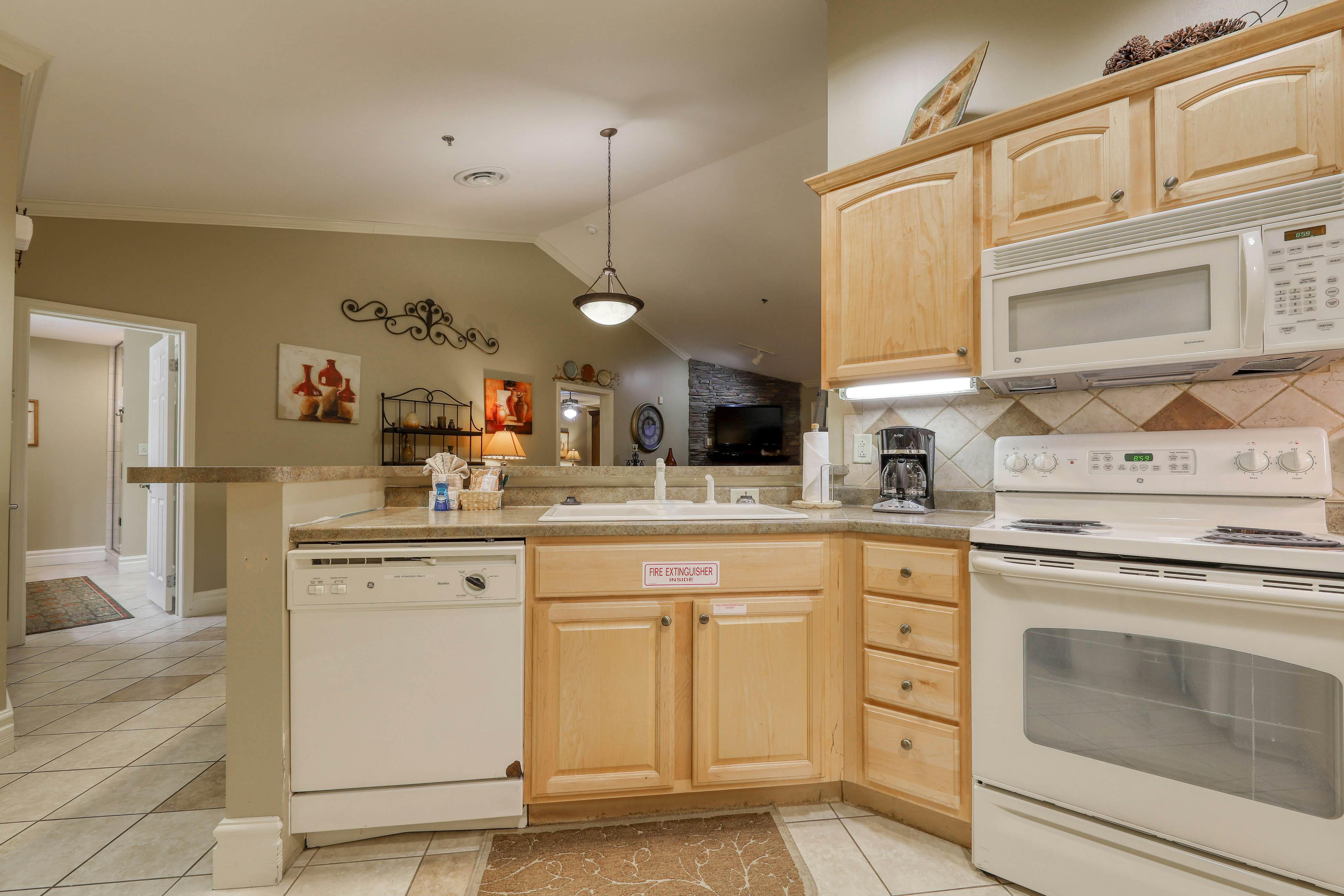 Inviting Creekside Condo, Sleeps 8・Jetted Tub・Gym