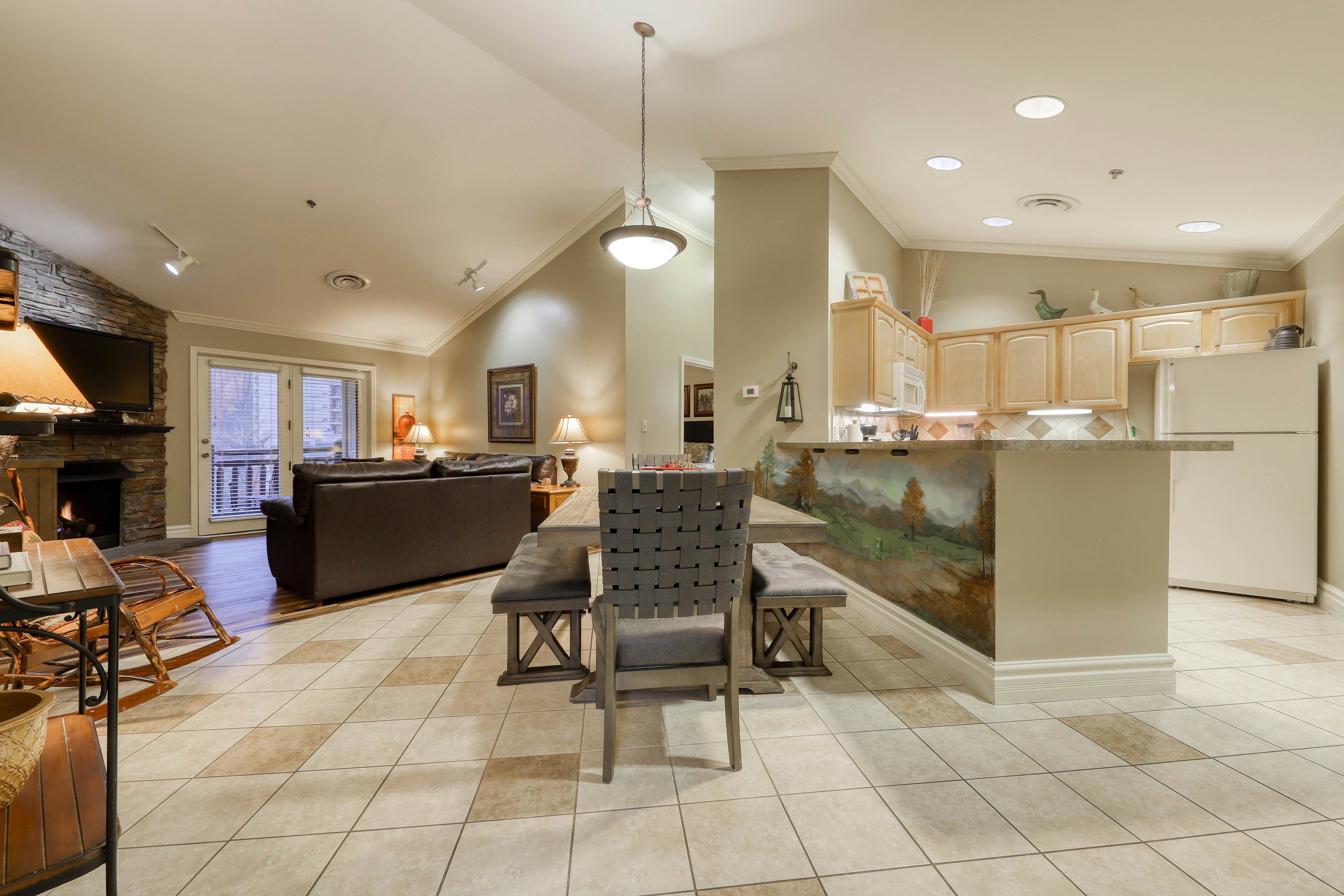 Inviting Creekside Condo, Sleeps 8・Jetted Tub・Gym