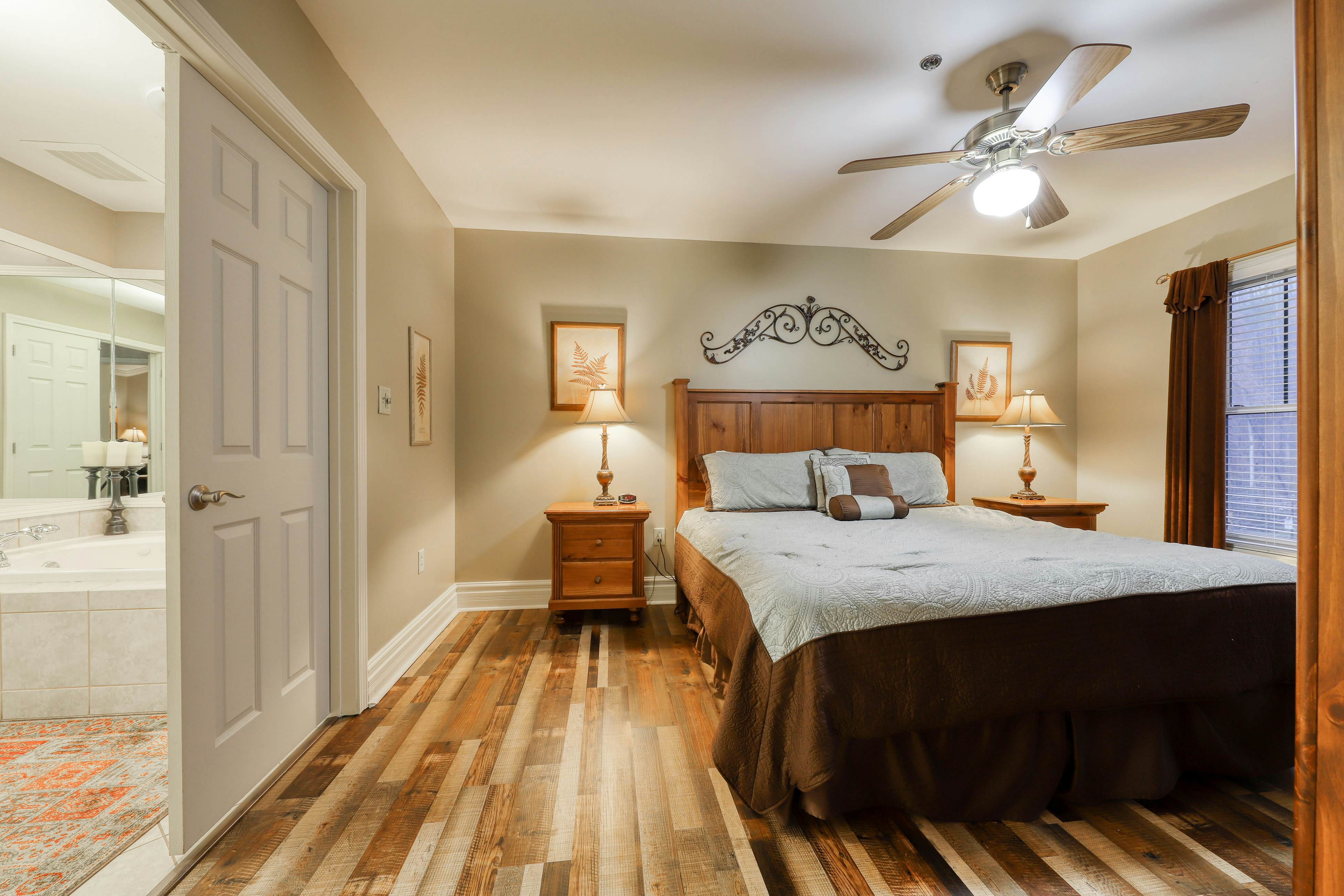 Inviting Creekside Condo, Sleeps 8・Jetted Tub・Gym