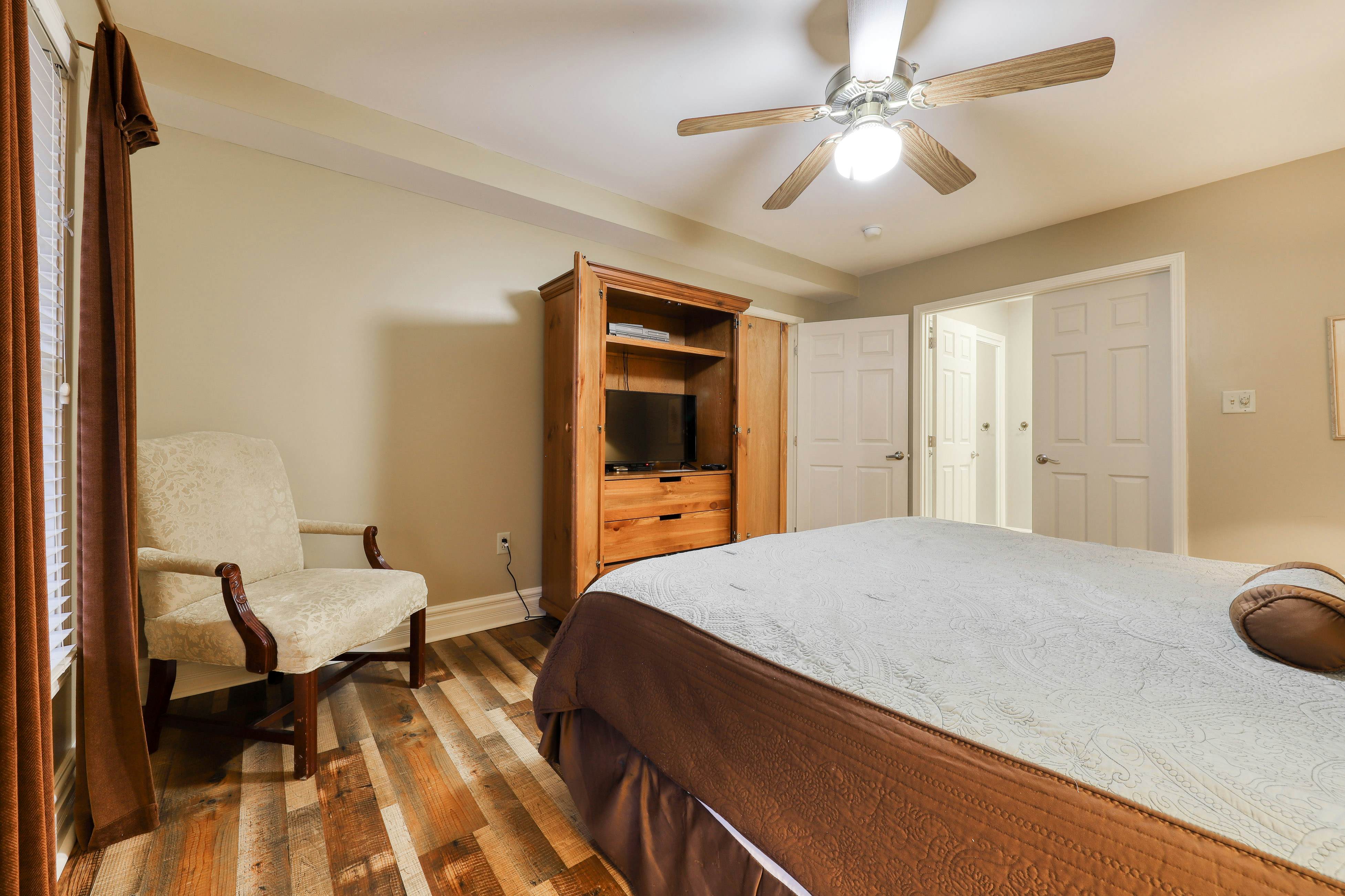 Inviting Creekside Condo, Sleeps 8・Jetted Tub・Gym