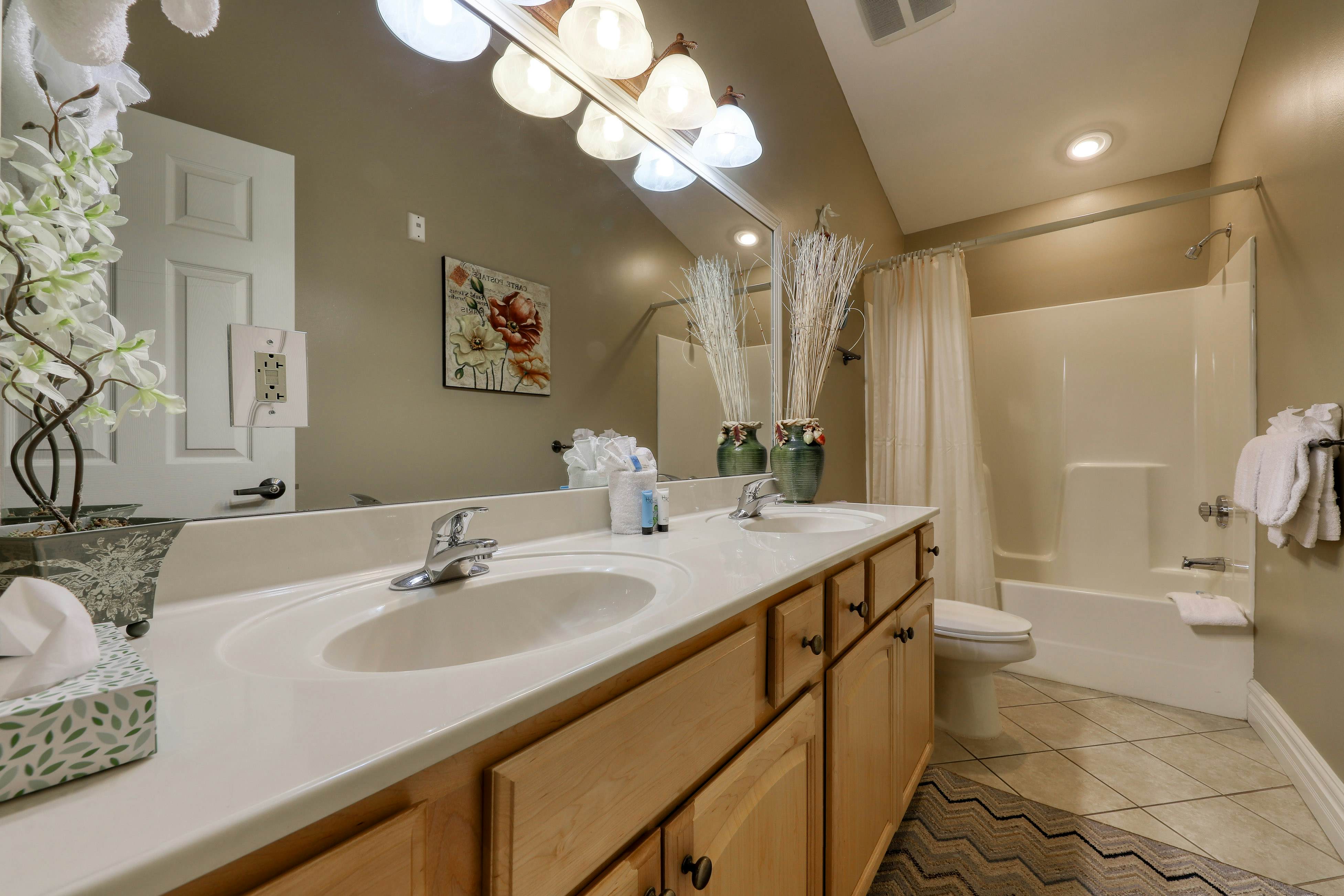 Inviting Creekside Condo, Sleeps 8・Jetted Tub・Gym