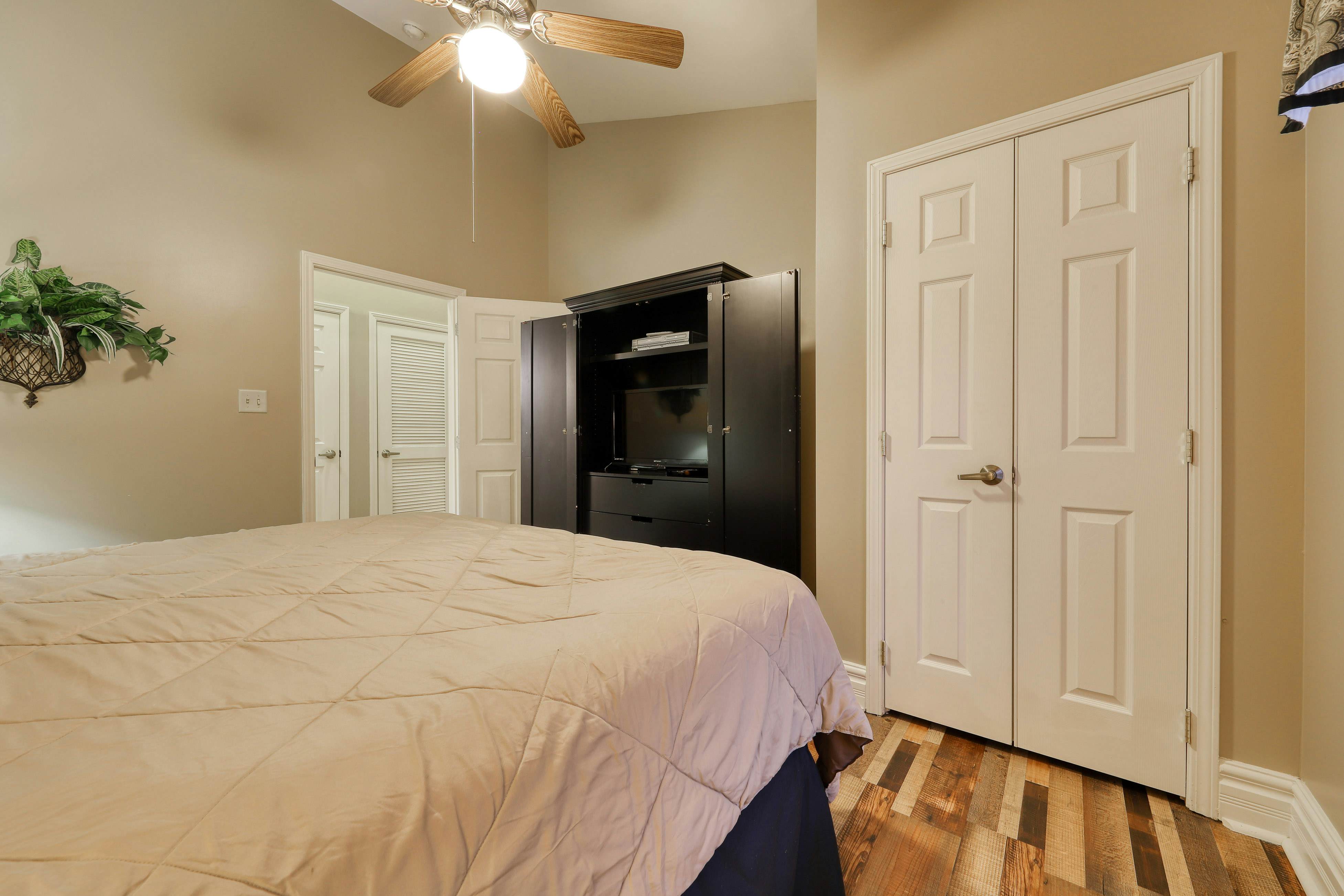 Inviting Creekside Condo, Sleeps 8・Jetted Tub・Gym