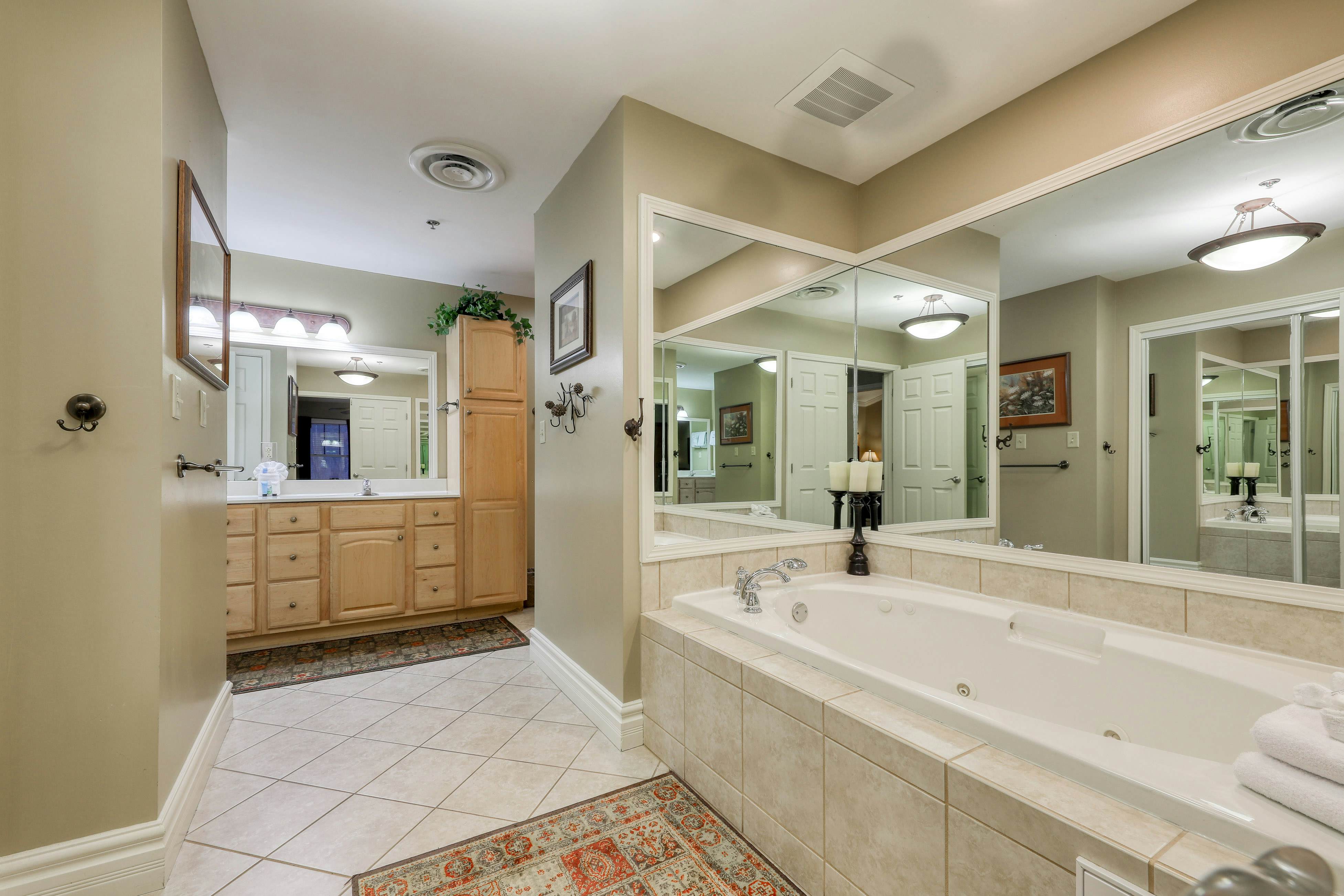 Inviting Creekside Condo, Sleeps 8・Jetted Tub・Gym