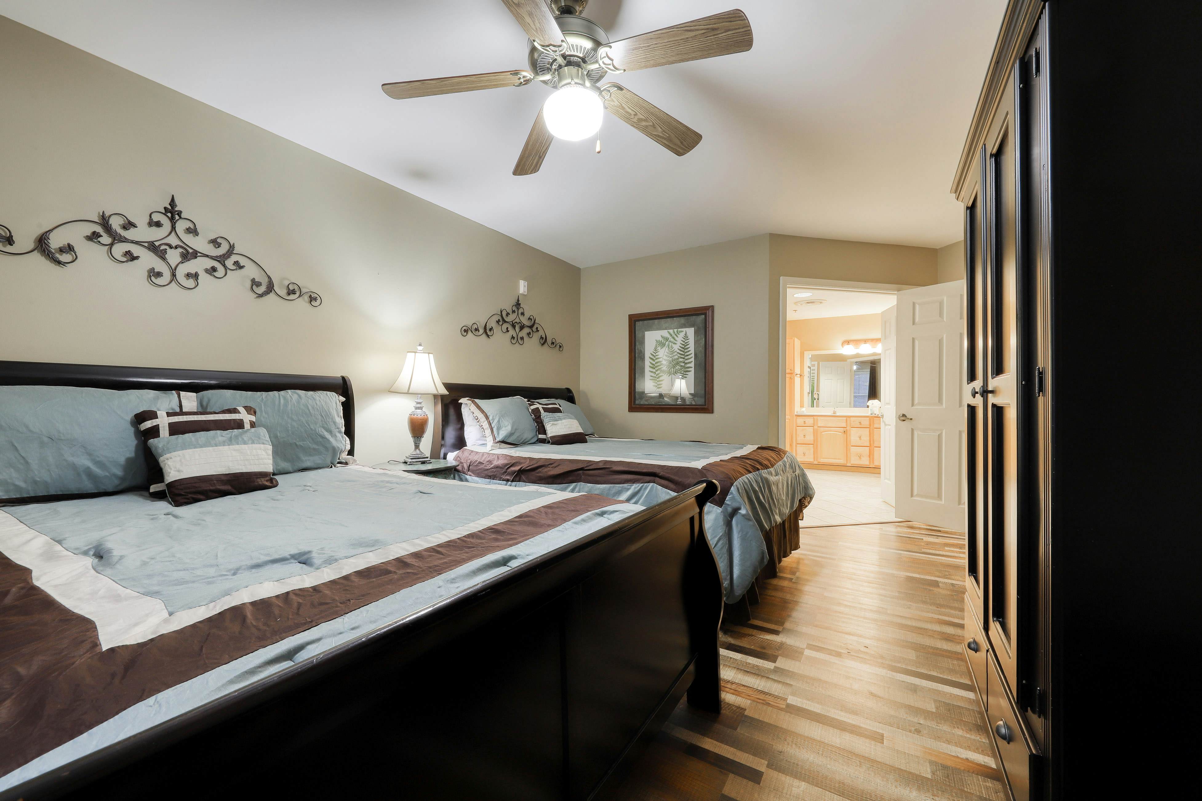 Inviting Creekside Condo, Sleeps 8・Jetted Tub・Gym