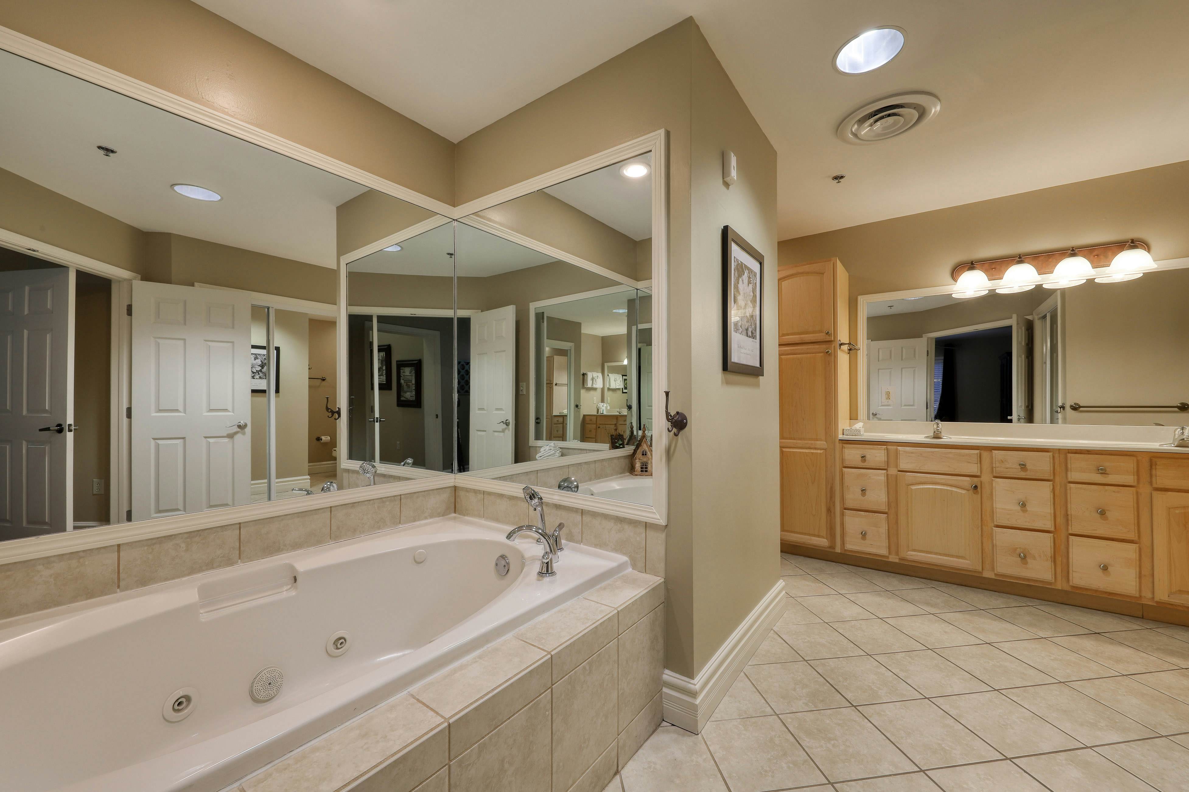 Inviting Creekside Condo, Sleeps 8・Jetted Tub・Gym