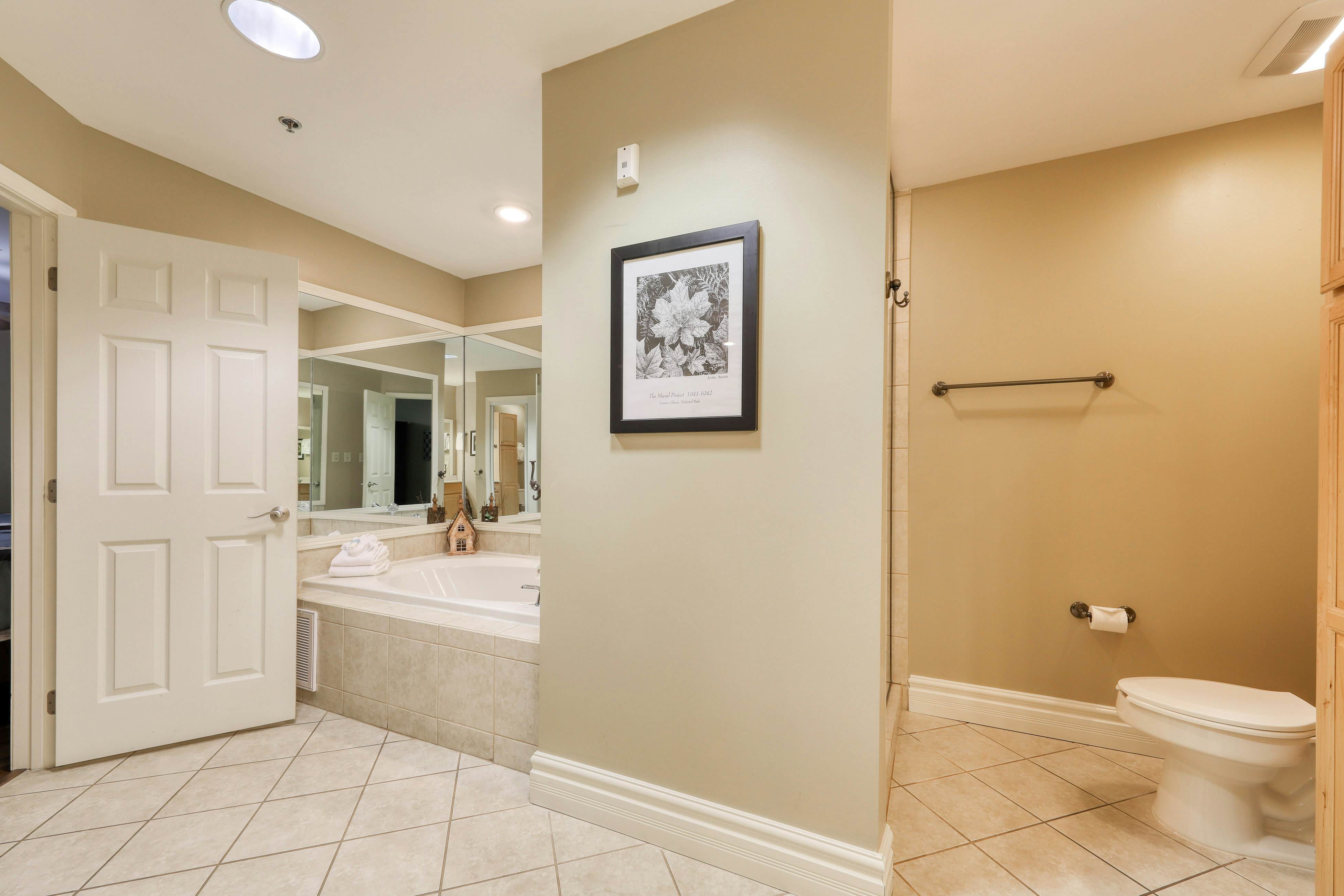 Inviting Creekside Condo, Sleeps 8・Jetted Tub・Gym