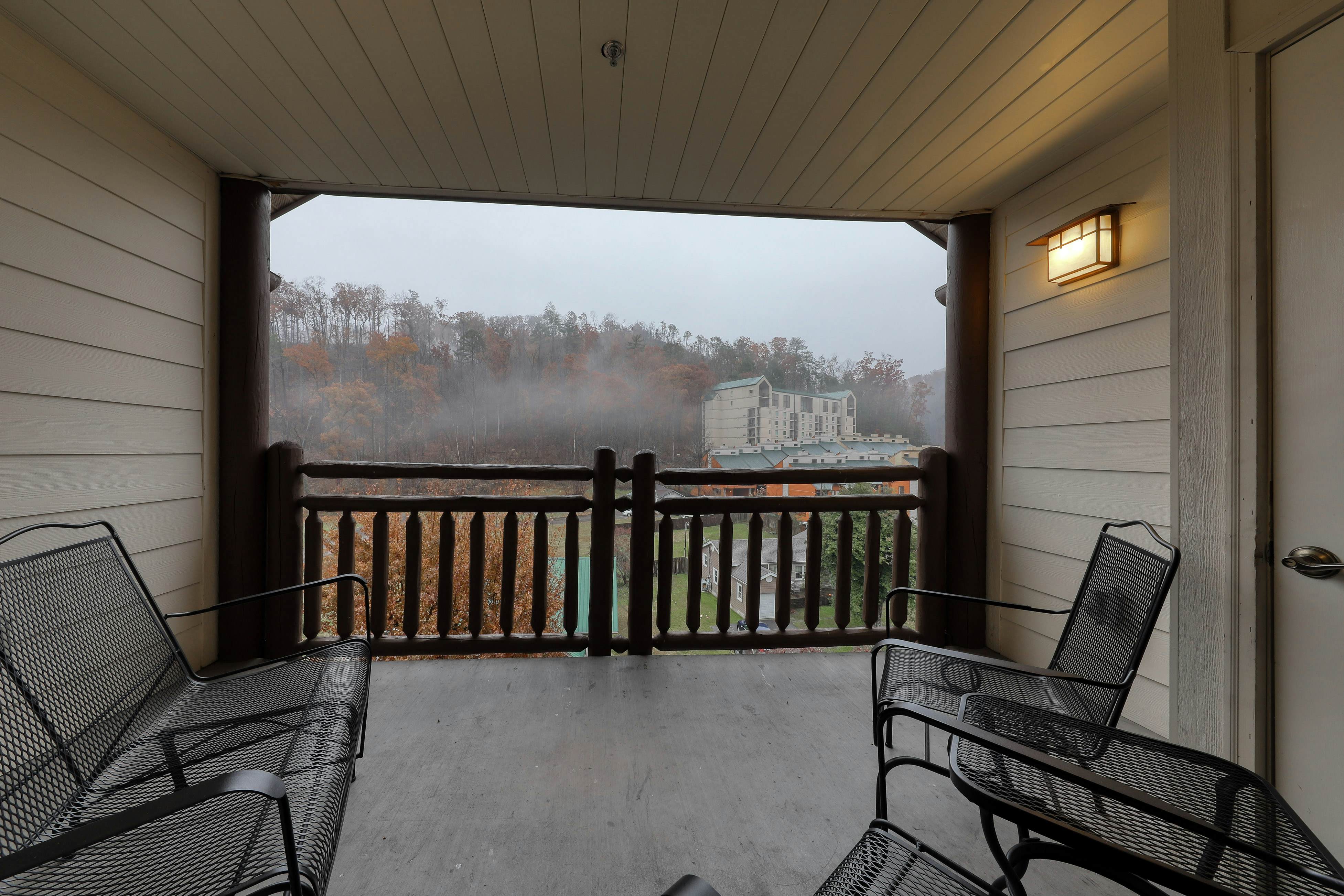 Inviting Creekside Condo, Sleeps 8・Jetted Tub・Gym