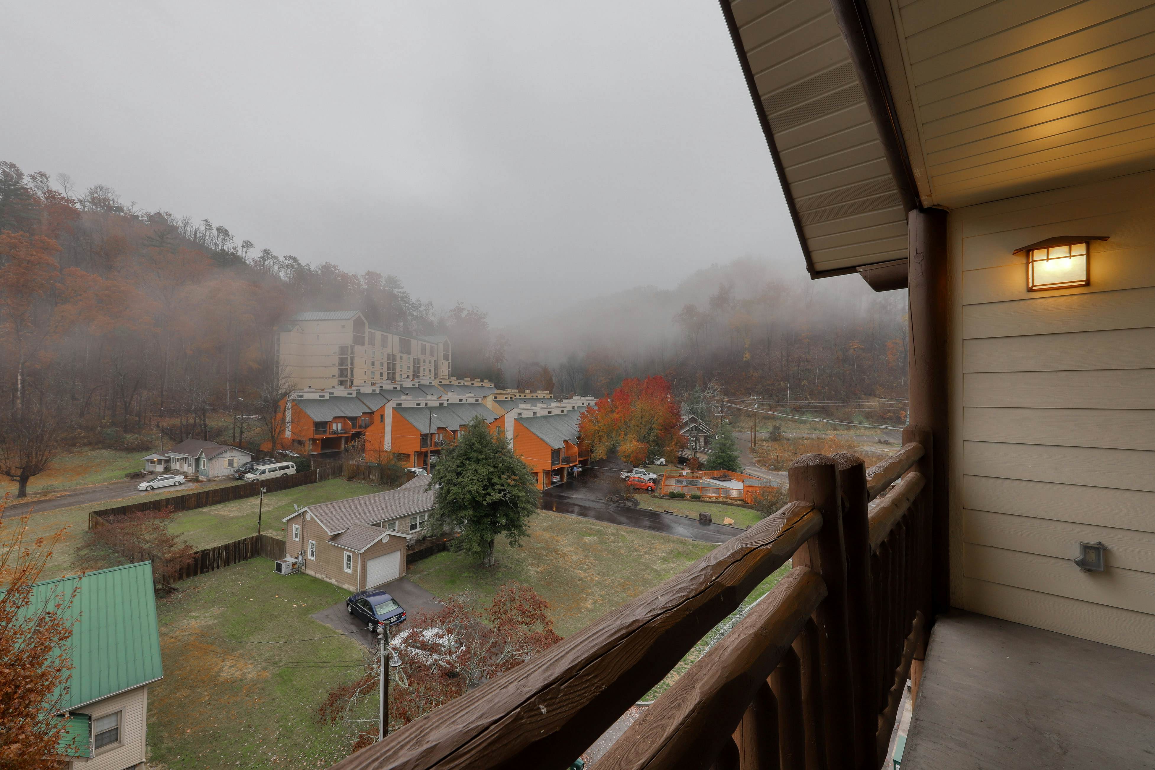 Inviting Creekside Condo, Sleeps 8・Jetted Tub・Gym