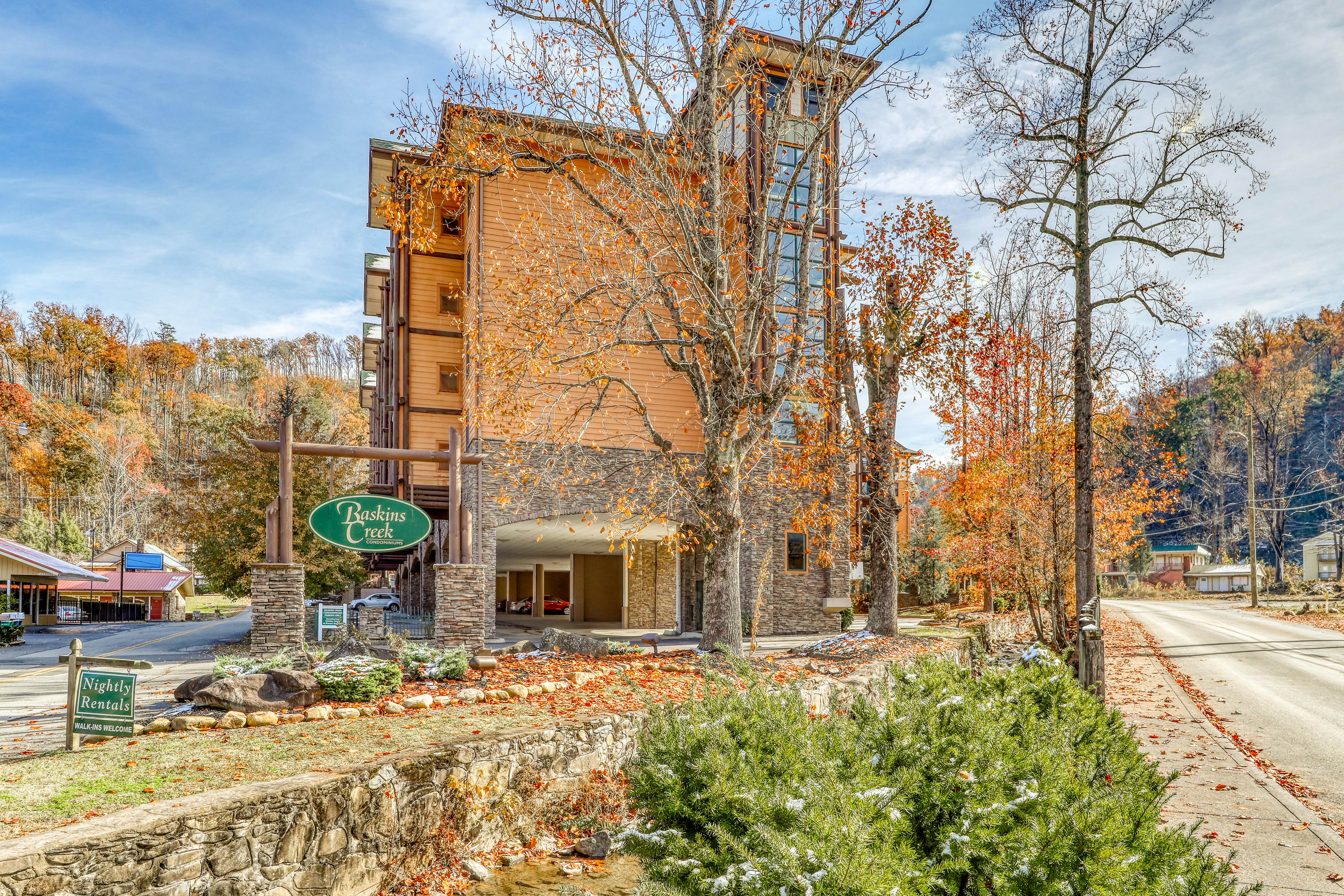 Inviting Creekside Condo, Sleeps 8・Jetted Tub・Gym