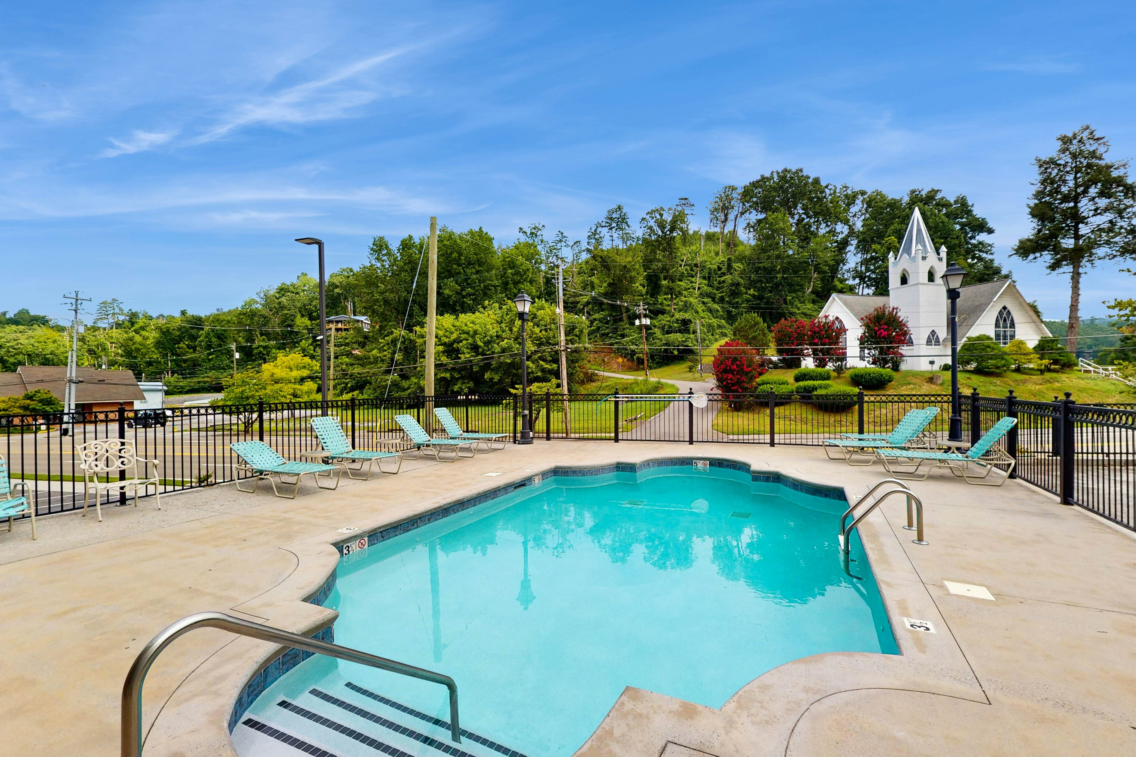 Inviting & Bright Retreat W/ Private Balcony & Free Attraction Tickets