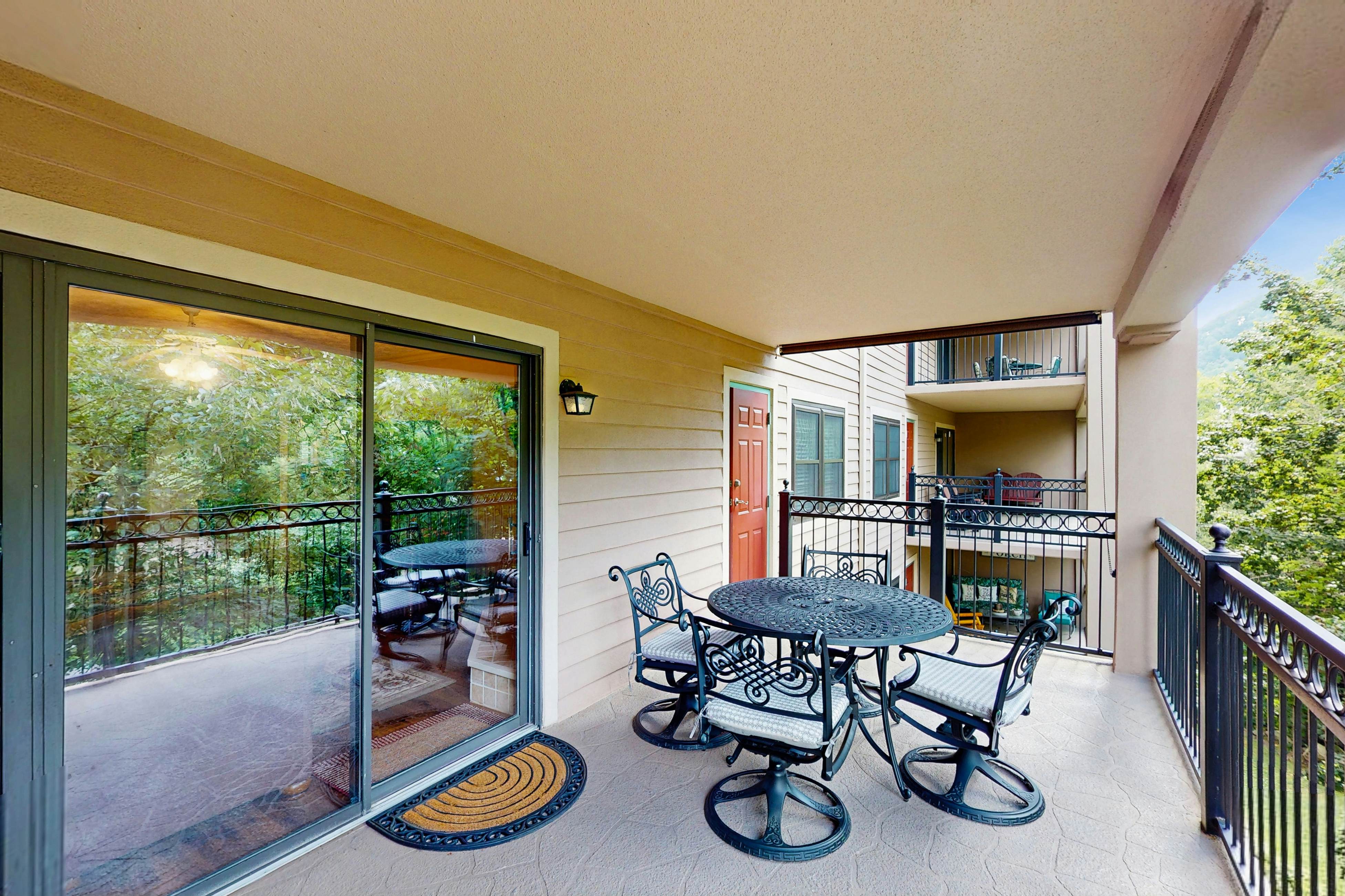 Inviting & Bright Retreat W/ Private Balcony & Free Attraction Tickets