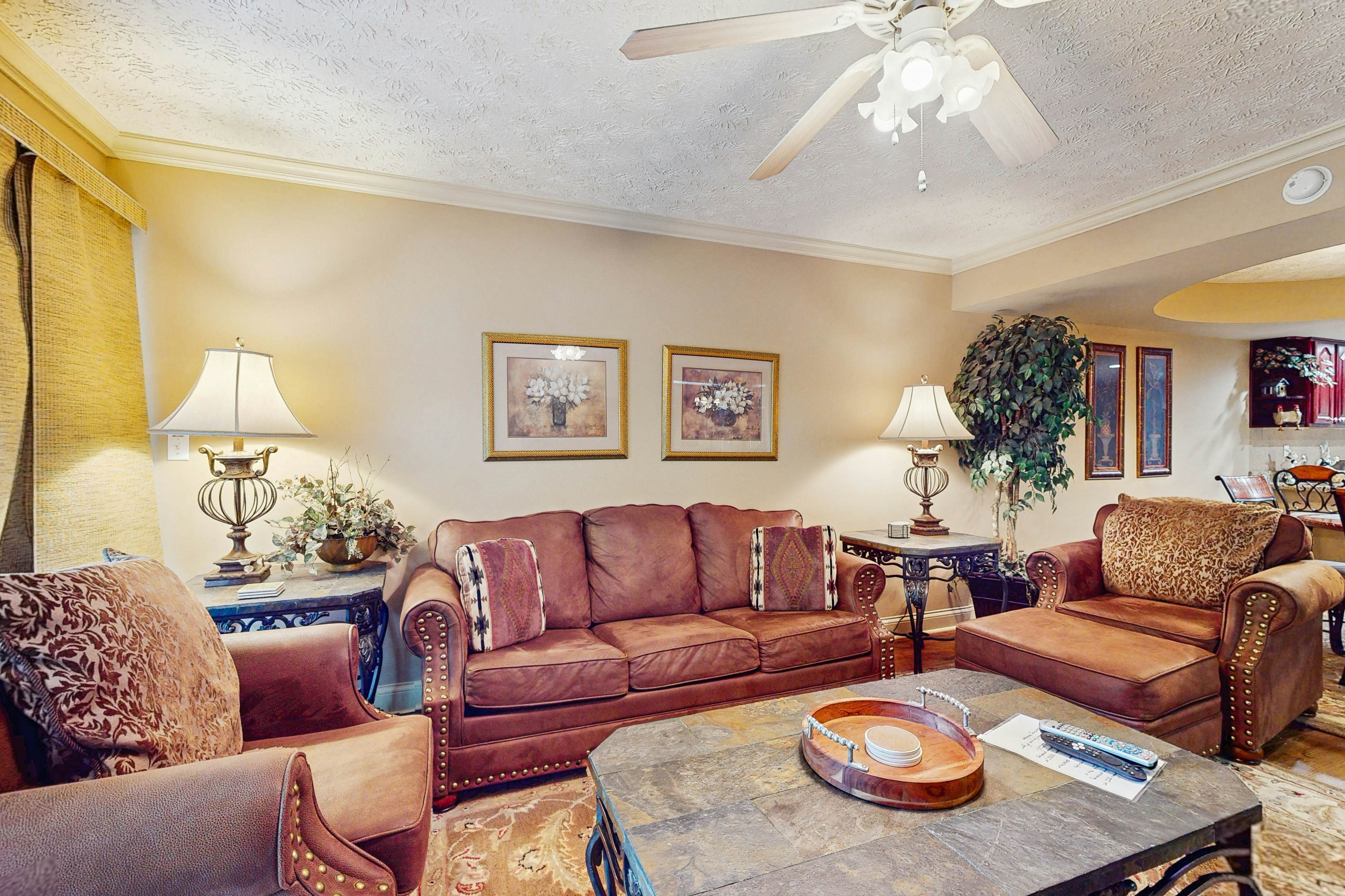 Inviting & Bright Retreat W/ Private Balcony & Free Attraction Tickets