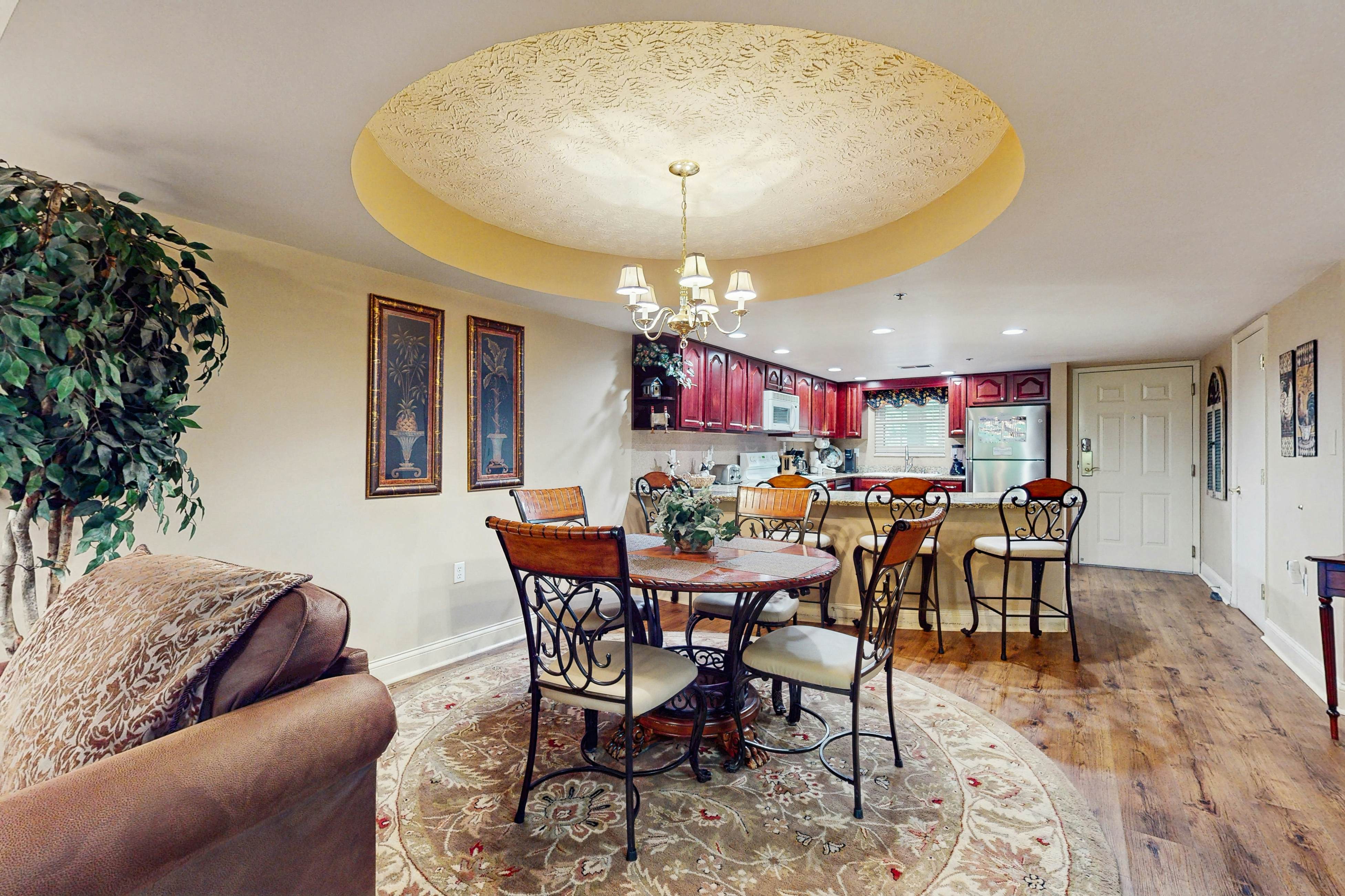 Inviting & Bright Retreat W/ Private Balcony & Free Attraction Tickets