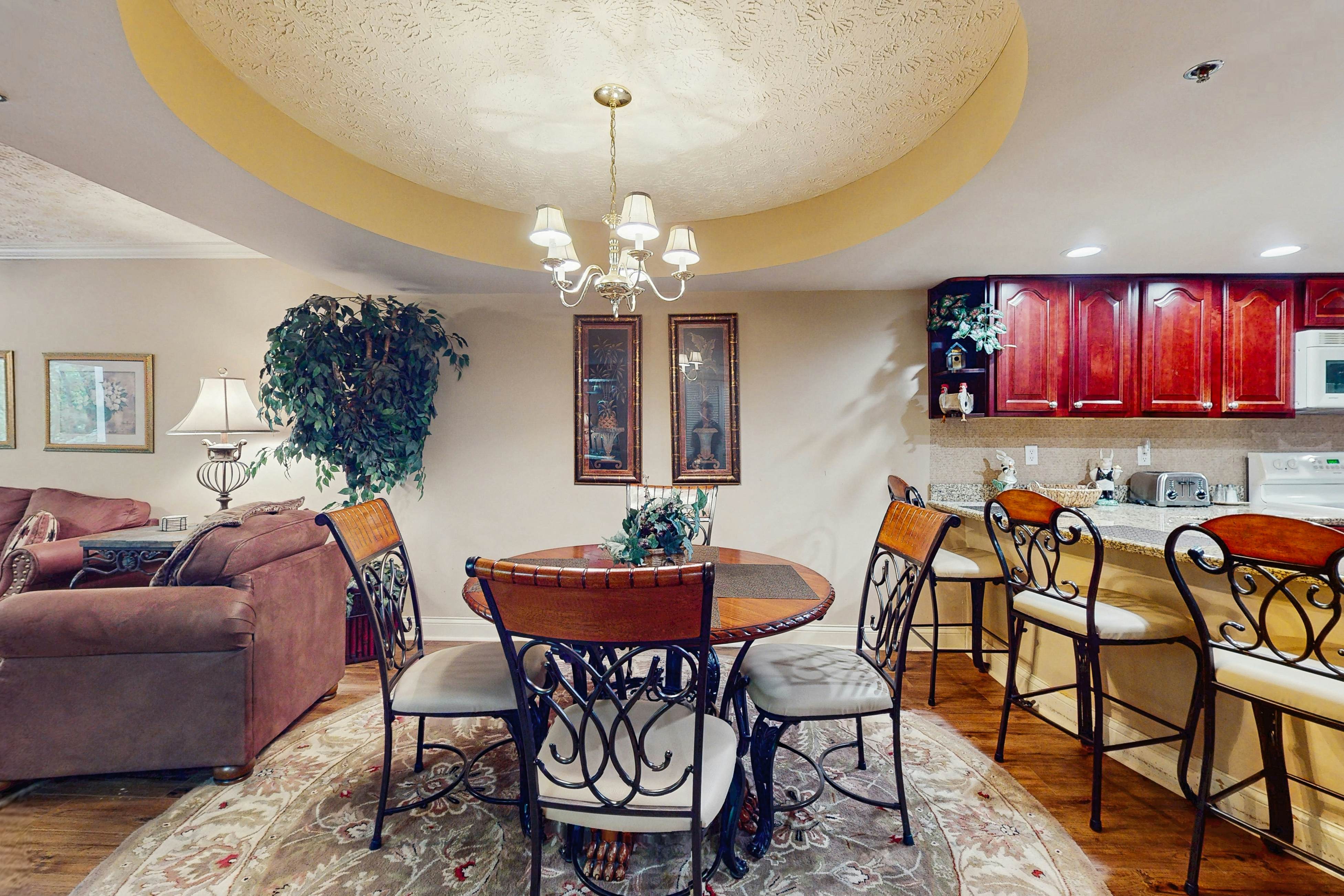 Inviting & Bright Retreat W/ Private Balcony & Free Attraction Tickets