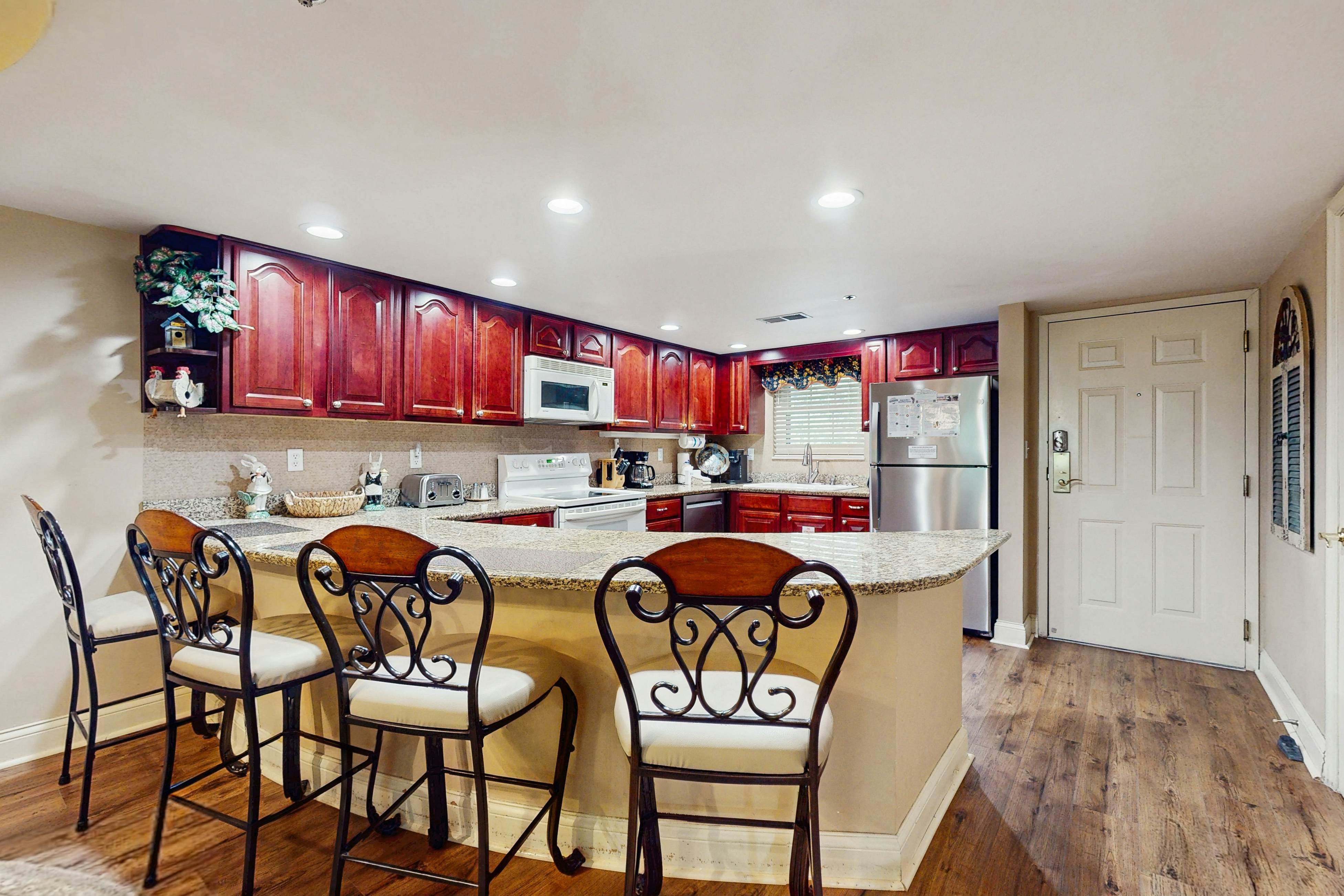 Inviting & Bright Retreat W/ Private Balcony & Free Attraction Tickets