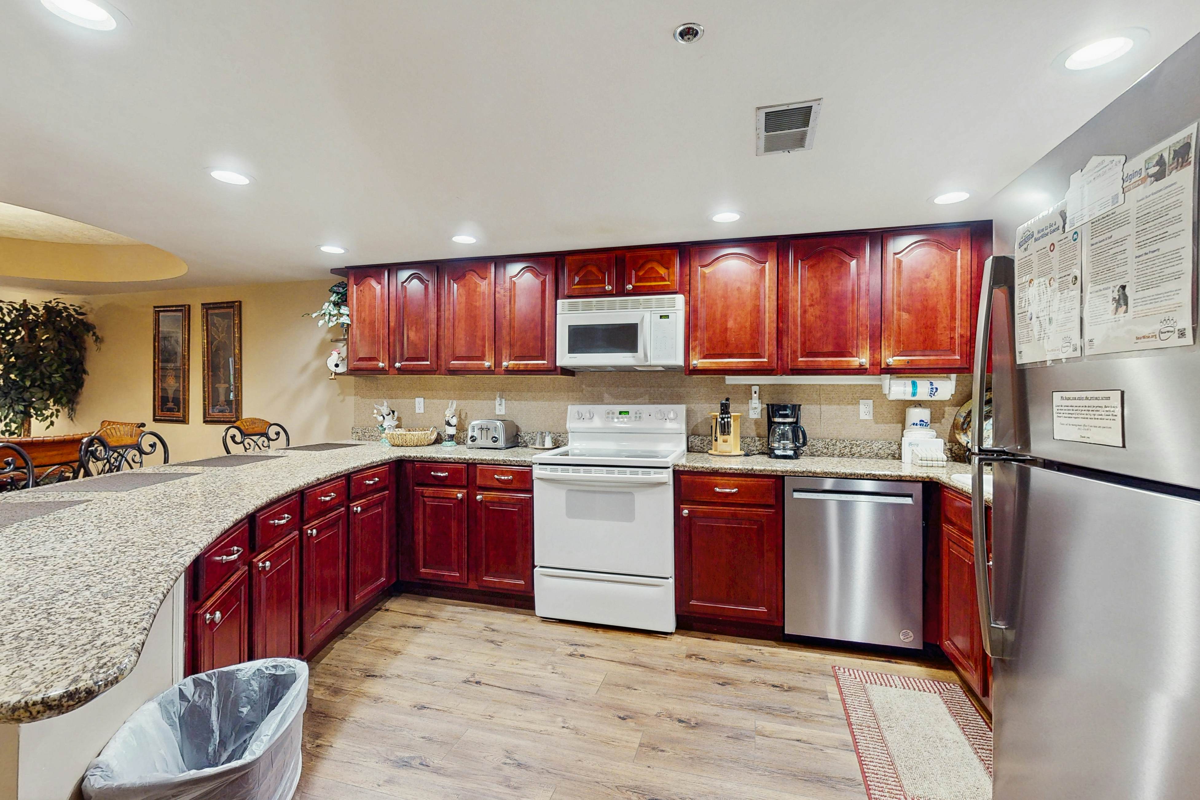 Inviting & Bright Retreat W/ Private Balcony & Free Attraction Tickets