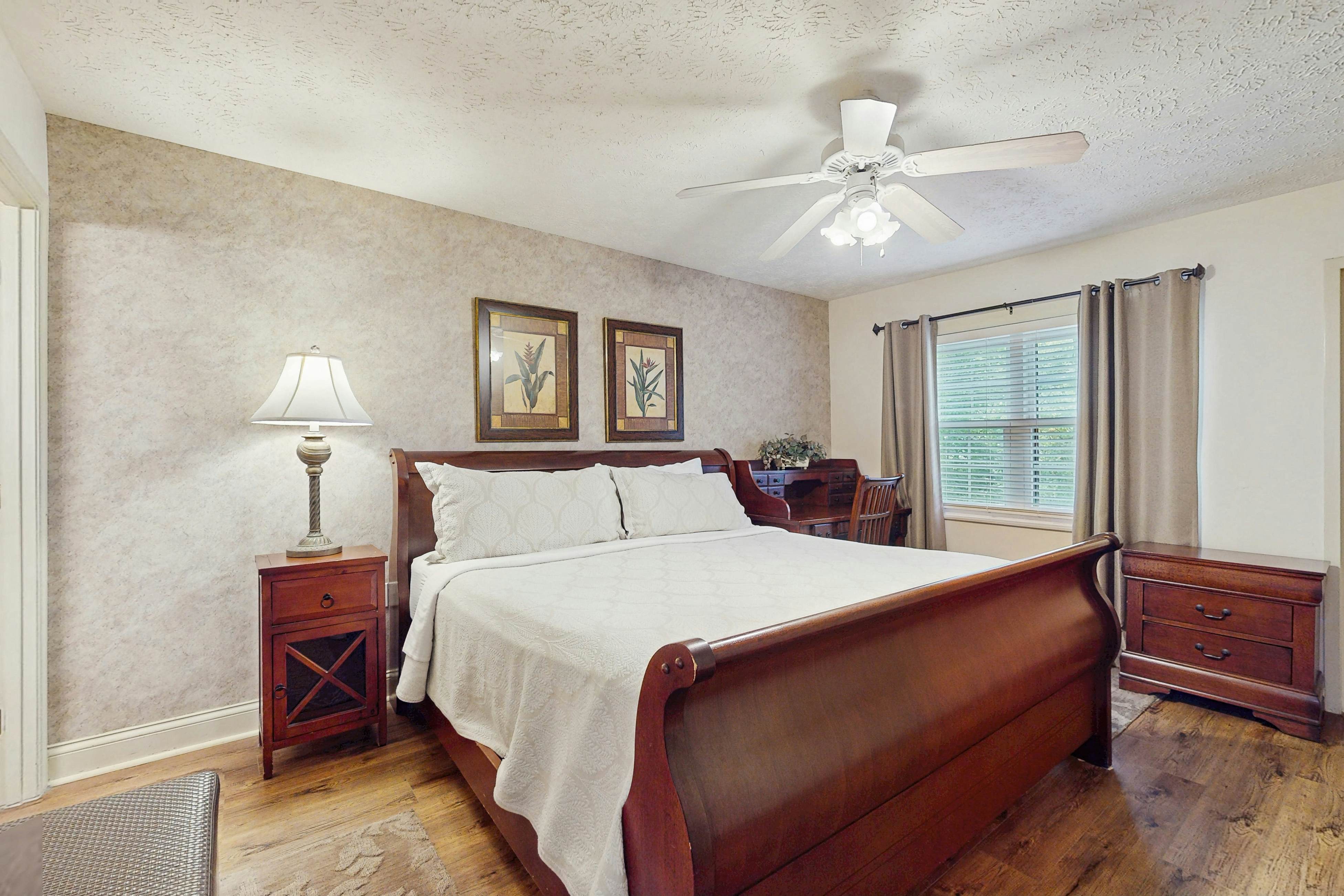 Inviting & Bright Retreat W/ Private Balcony & Free Attraction Tickets