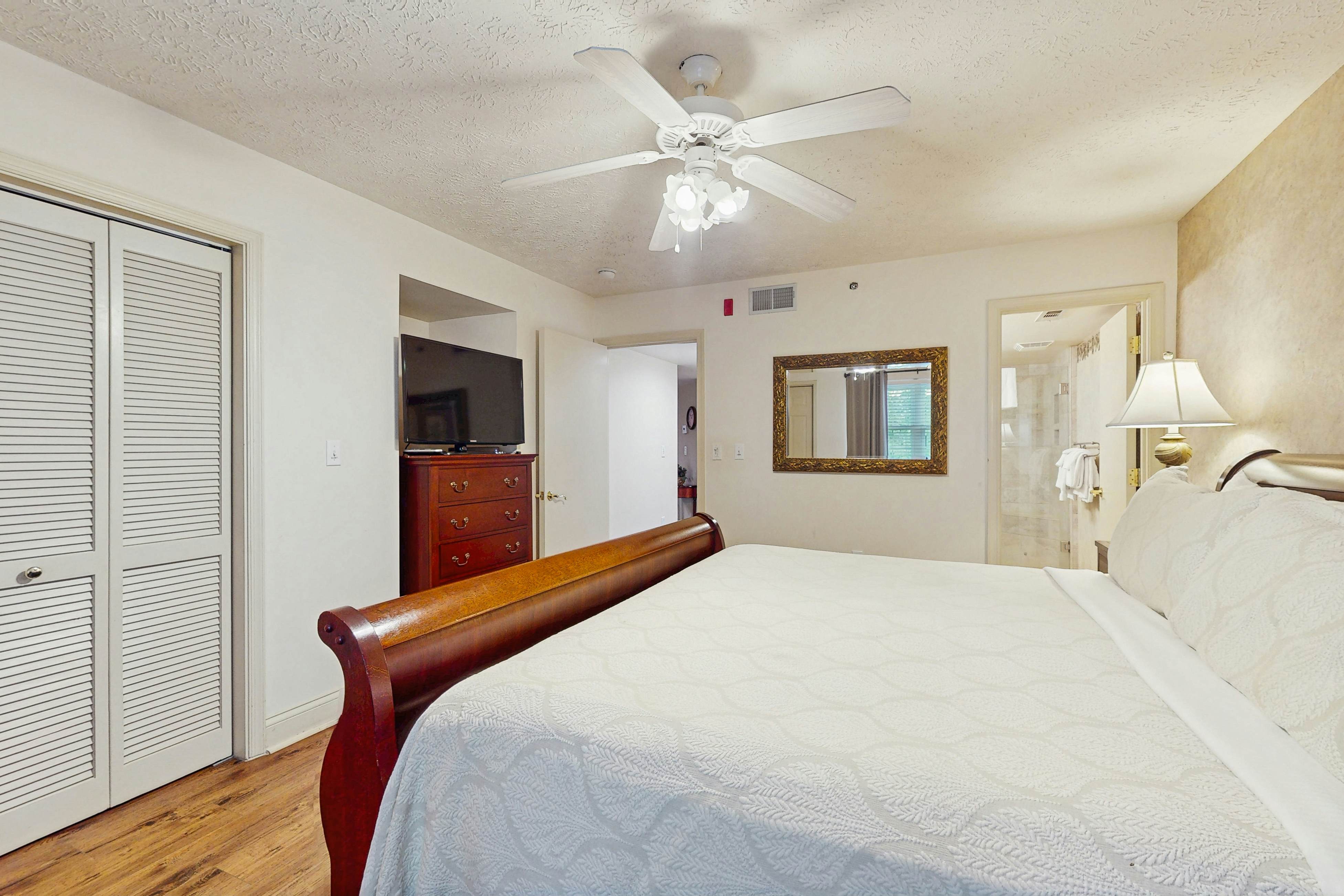 Inviting & Bright Retreat W/ Private Balcony & Free Attraction Tickets