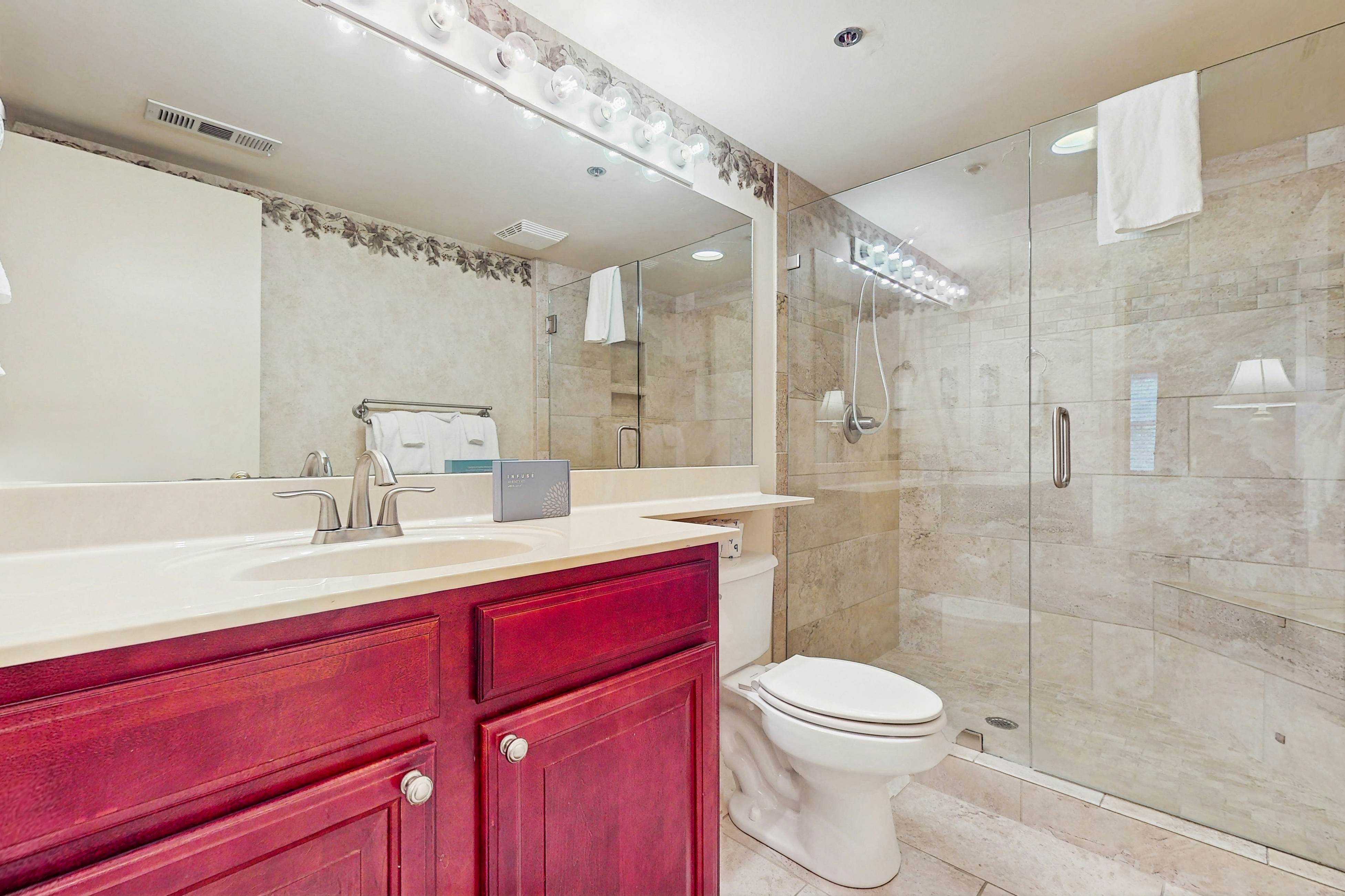 Inviting & Bright Retreat W/ Private Balcony & Free Attraction Tickets