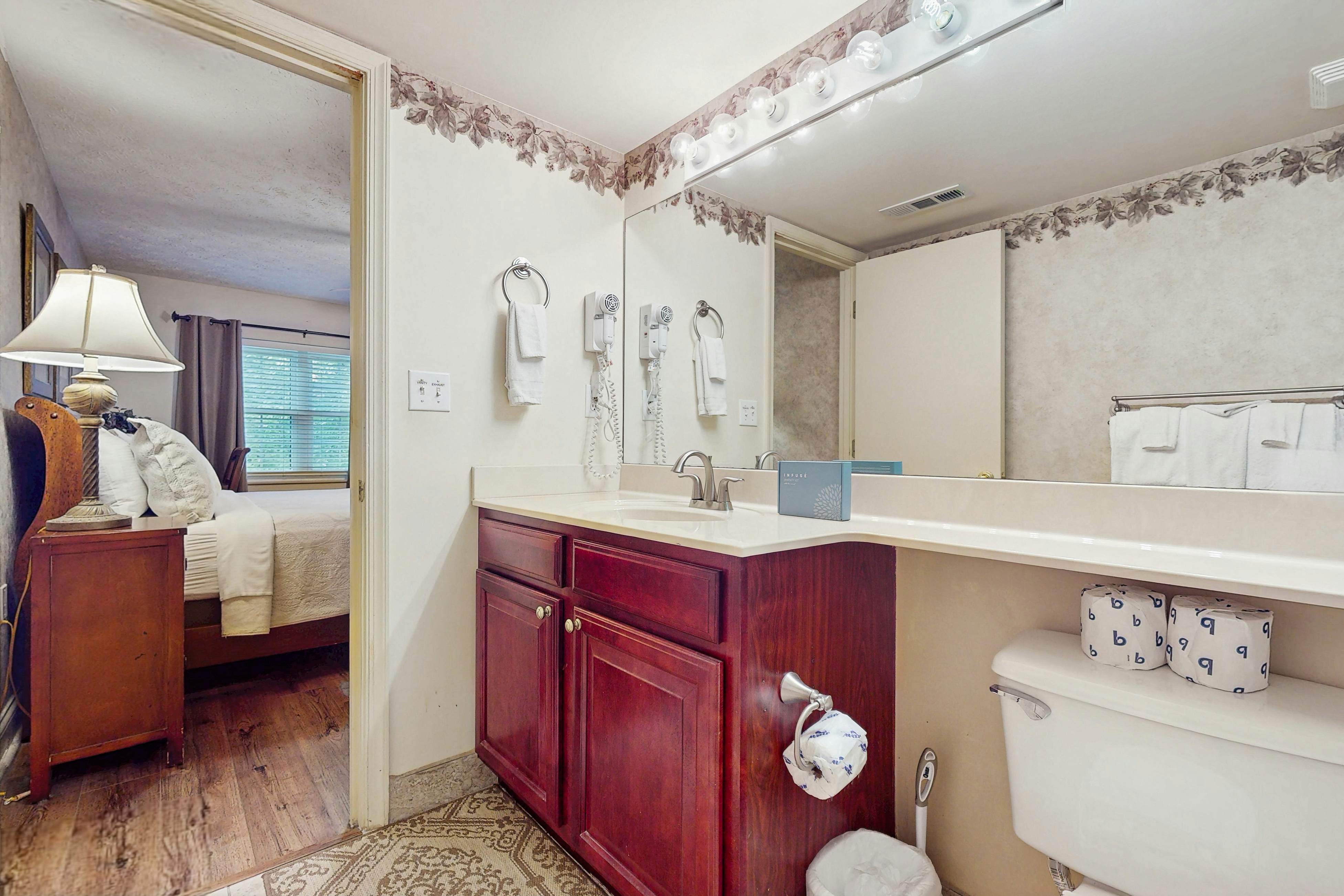 Inviting & Bright Retreat W/ Private Balcony & Free Attraction Tickets