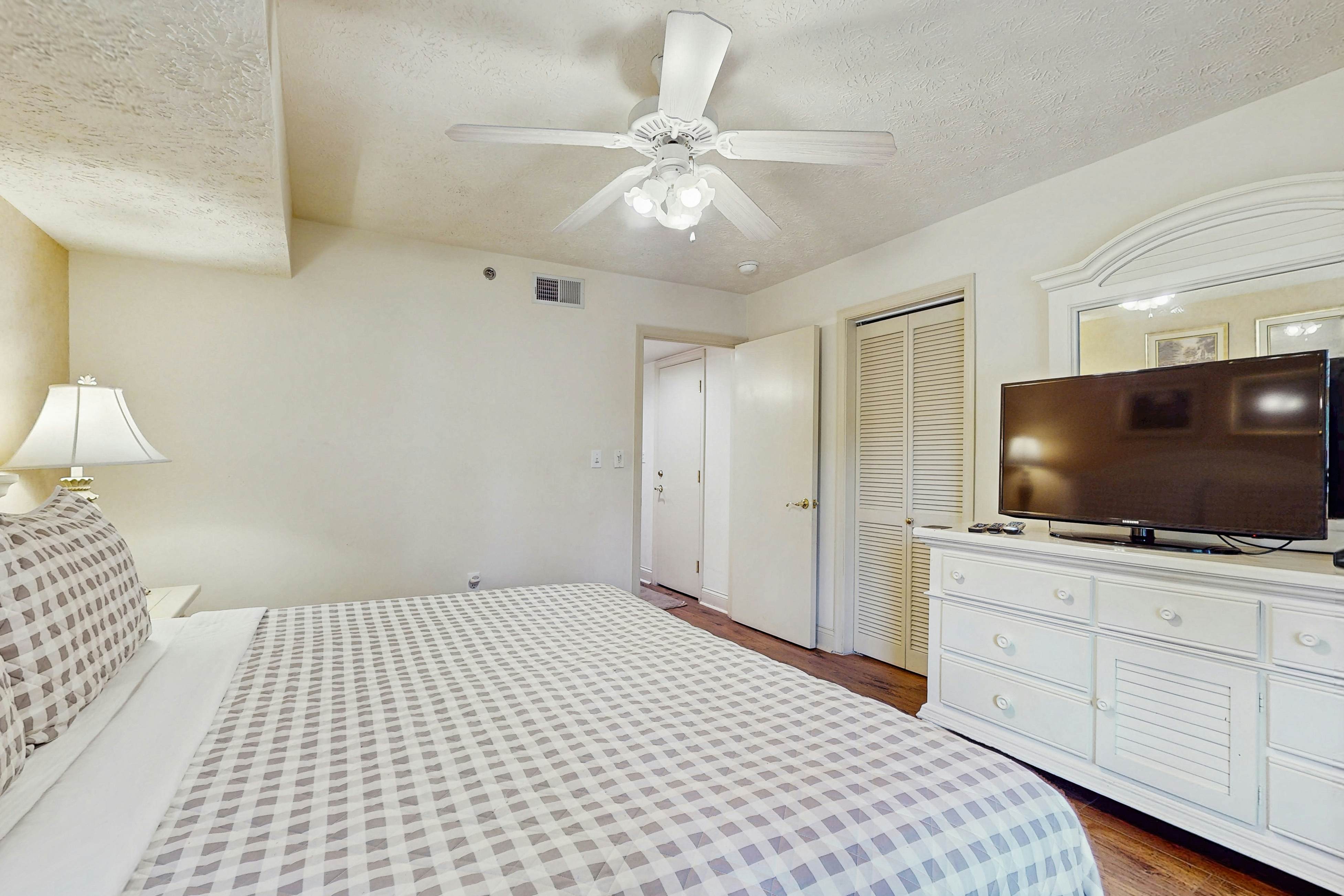 Inviting & Bright Retreat W/ Private Balcony & Free Attraction Tickets