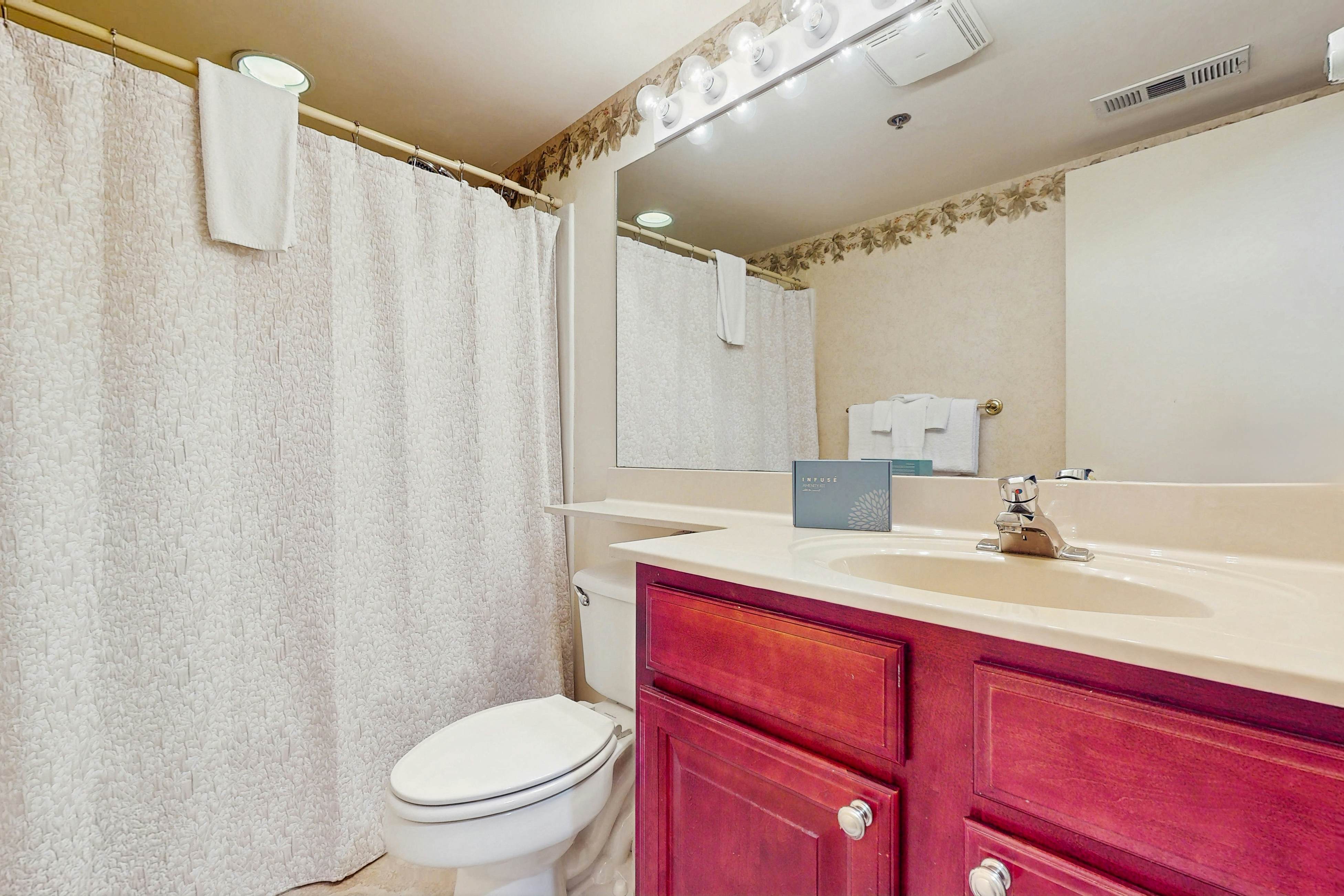 Inviting & Bright Retreat W/ Private Balcony & Free Attraction Tickets