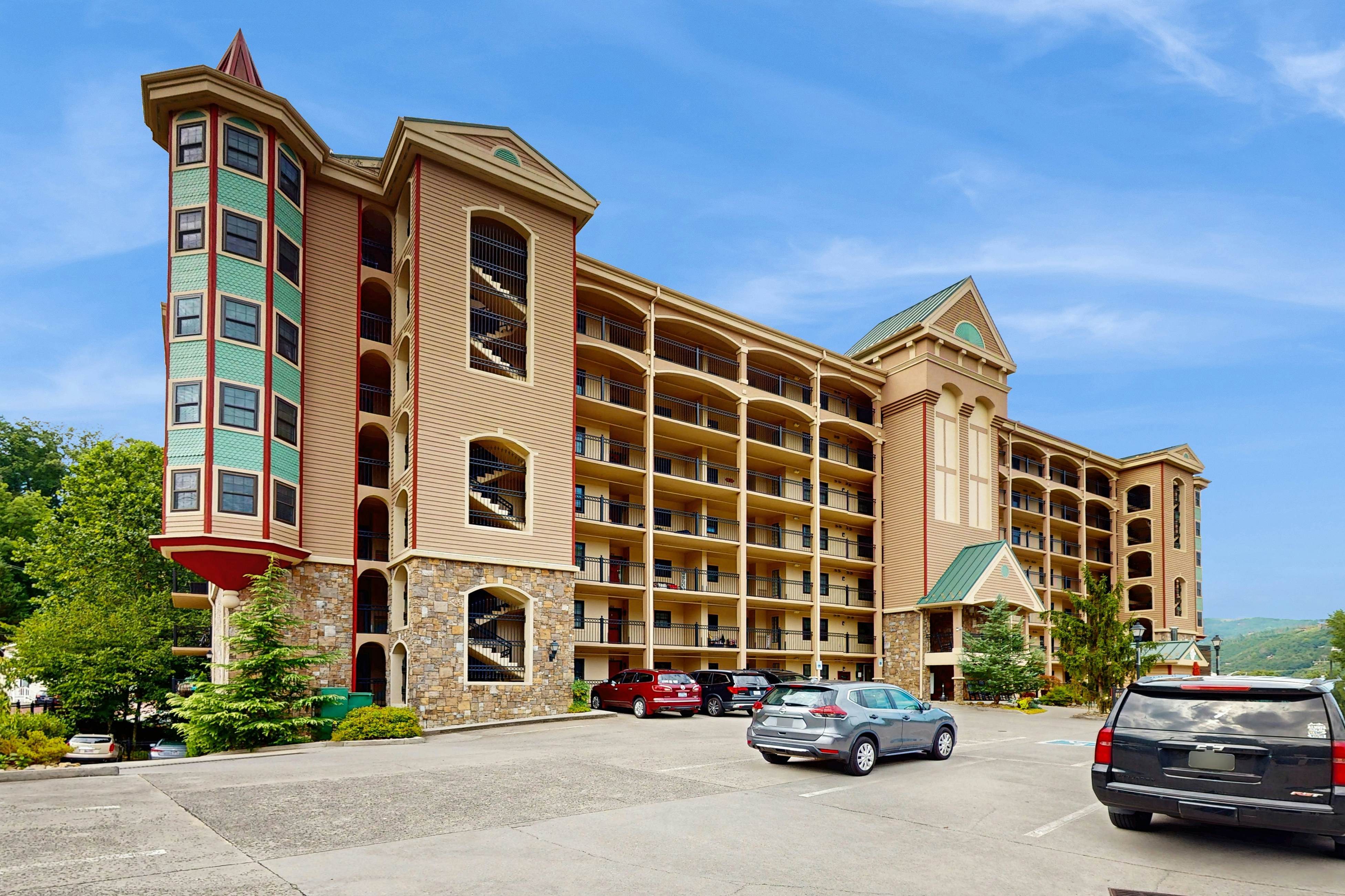 Inviting & Bright Retreat W/ Private Balcony & Free Attraction Tickets