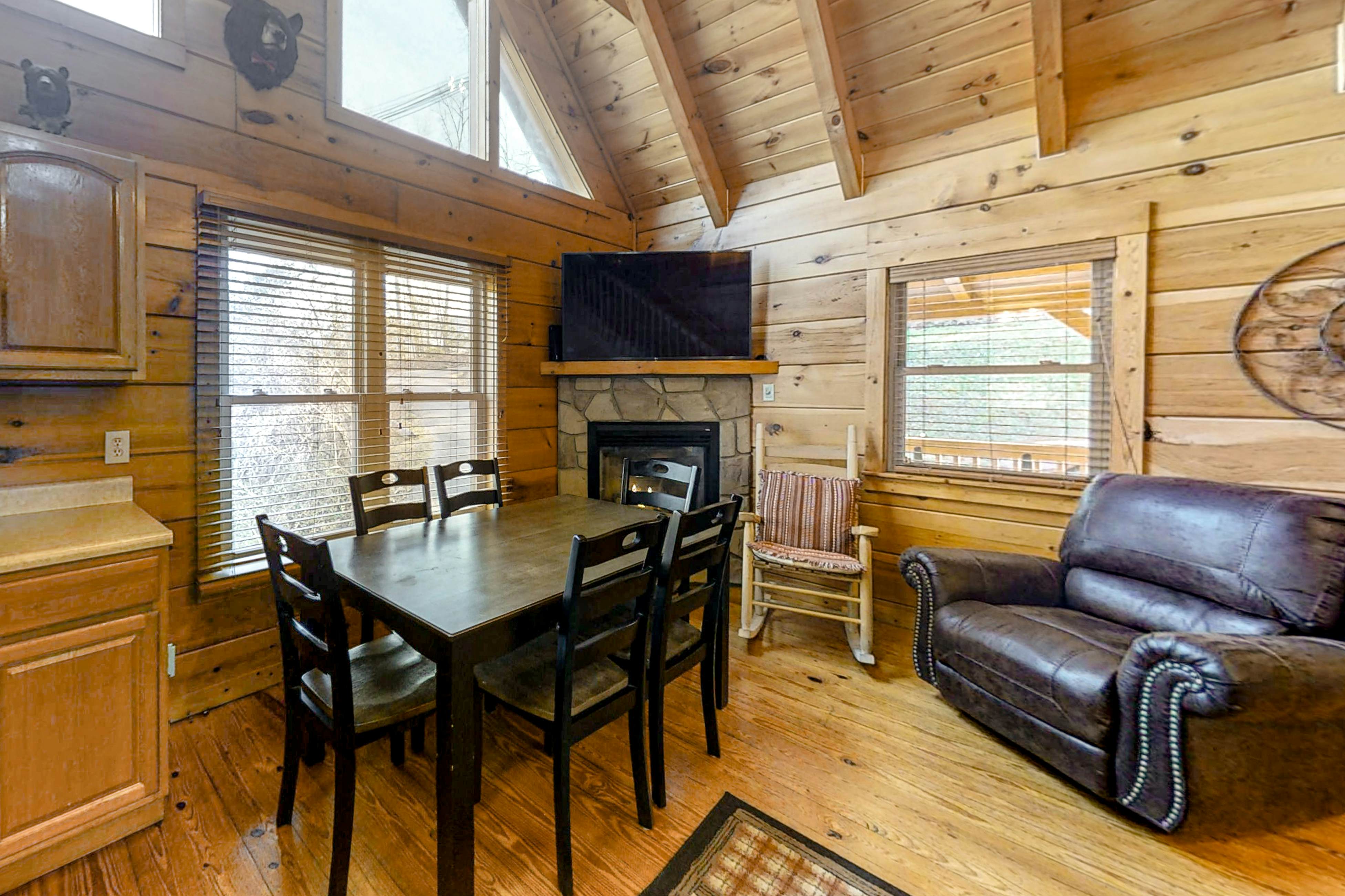 All Suite Cabin Retreat, Sleep 6・Game Room・Hot Tub