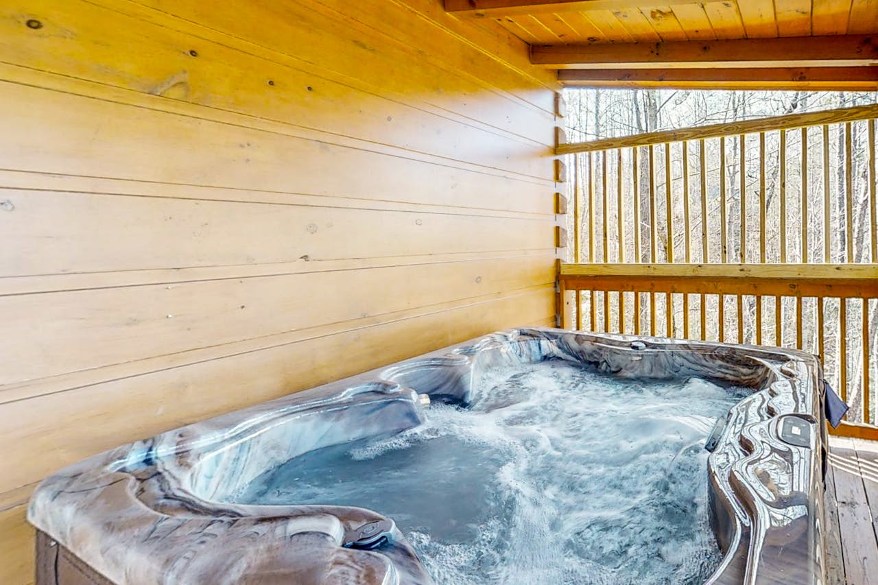 All Suite Cabin Retreat, Sleep 6, Game Room, Hot Tub: vacation rental in Gatlinburg, Smoky Mountains