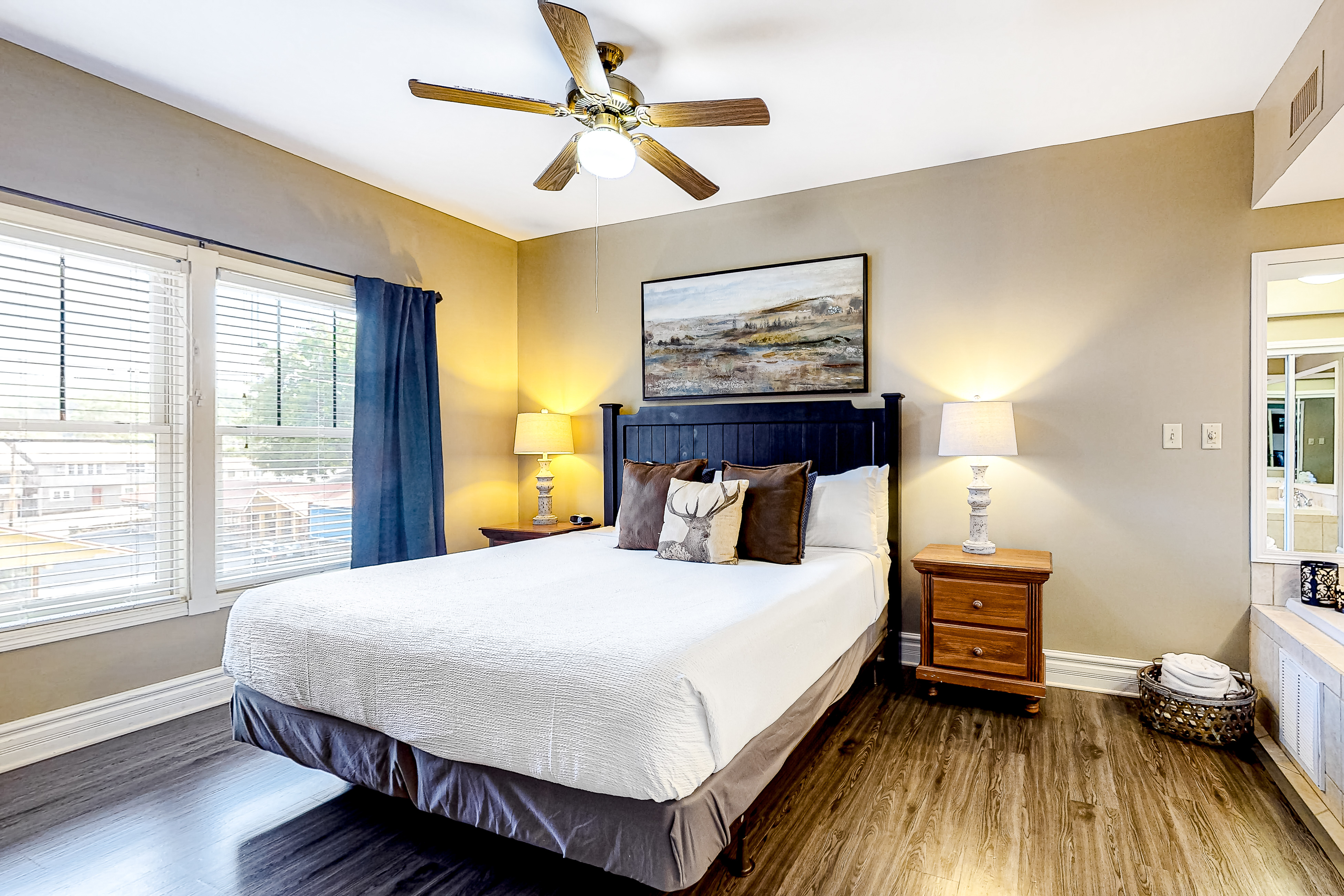 Central Condo, Sleeps 6・Jetted tub・Near Downtown