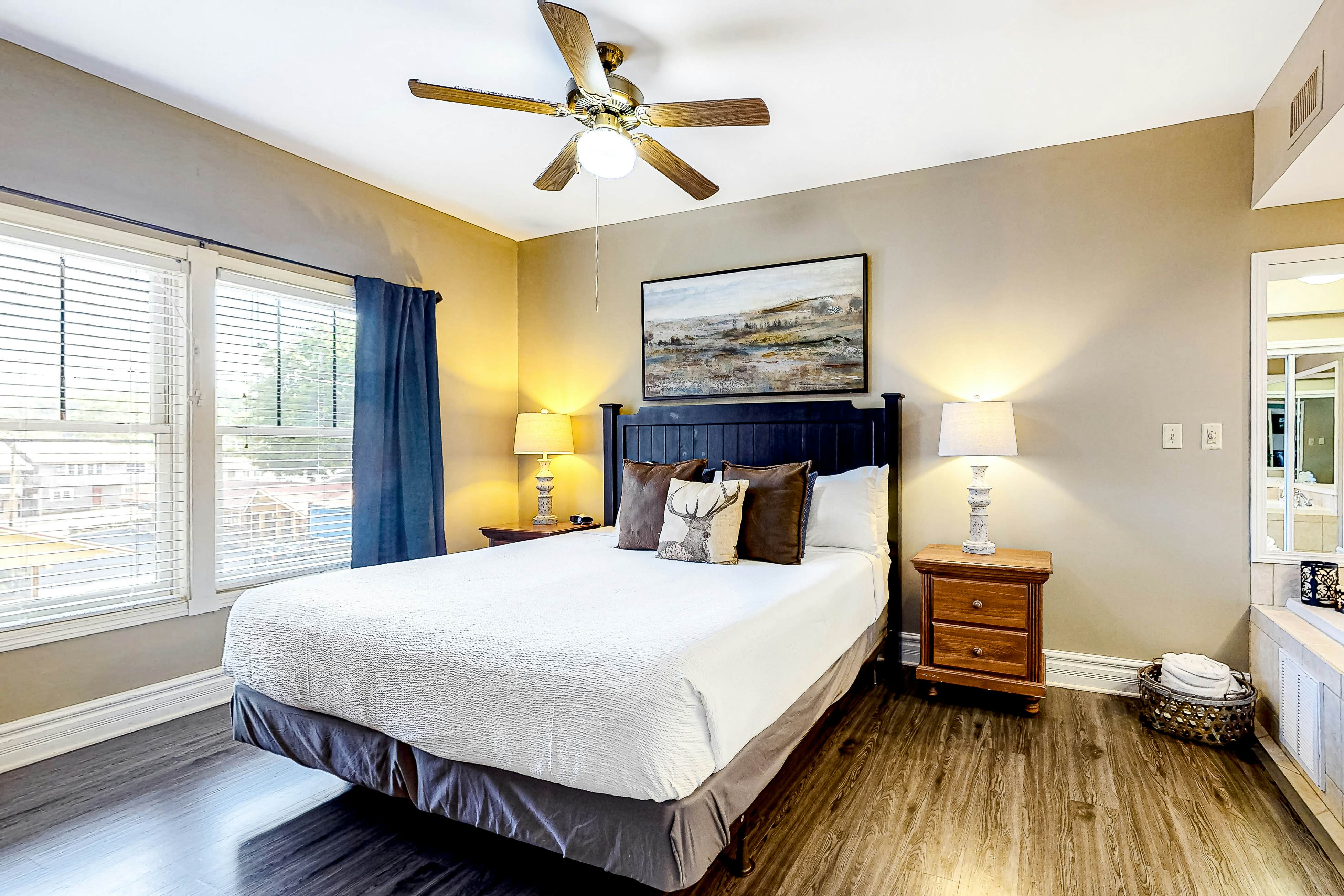 Central Condo, Sleeps 6・Jetted tub・Near Downtown