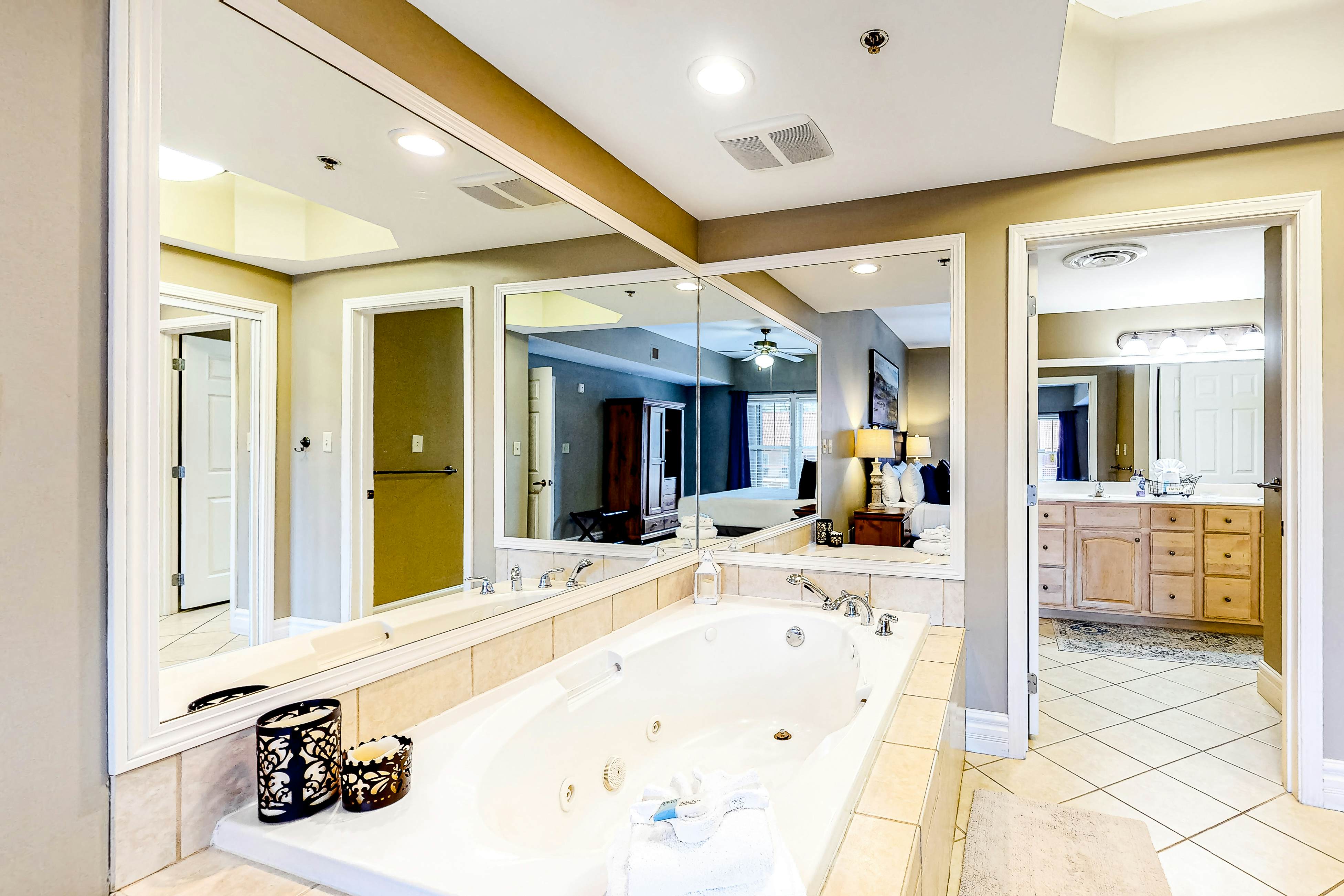 Central Condo, Sleeps 6・Jetted tub・Near Downtown