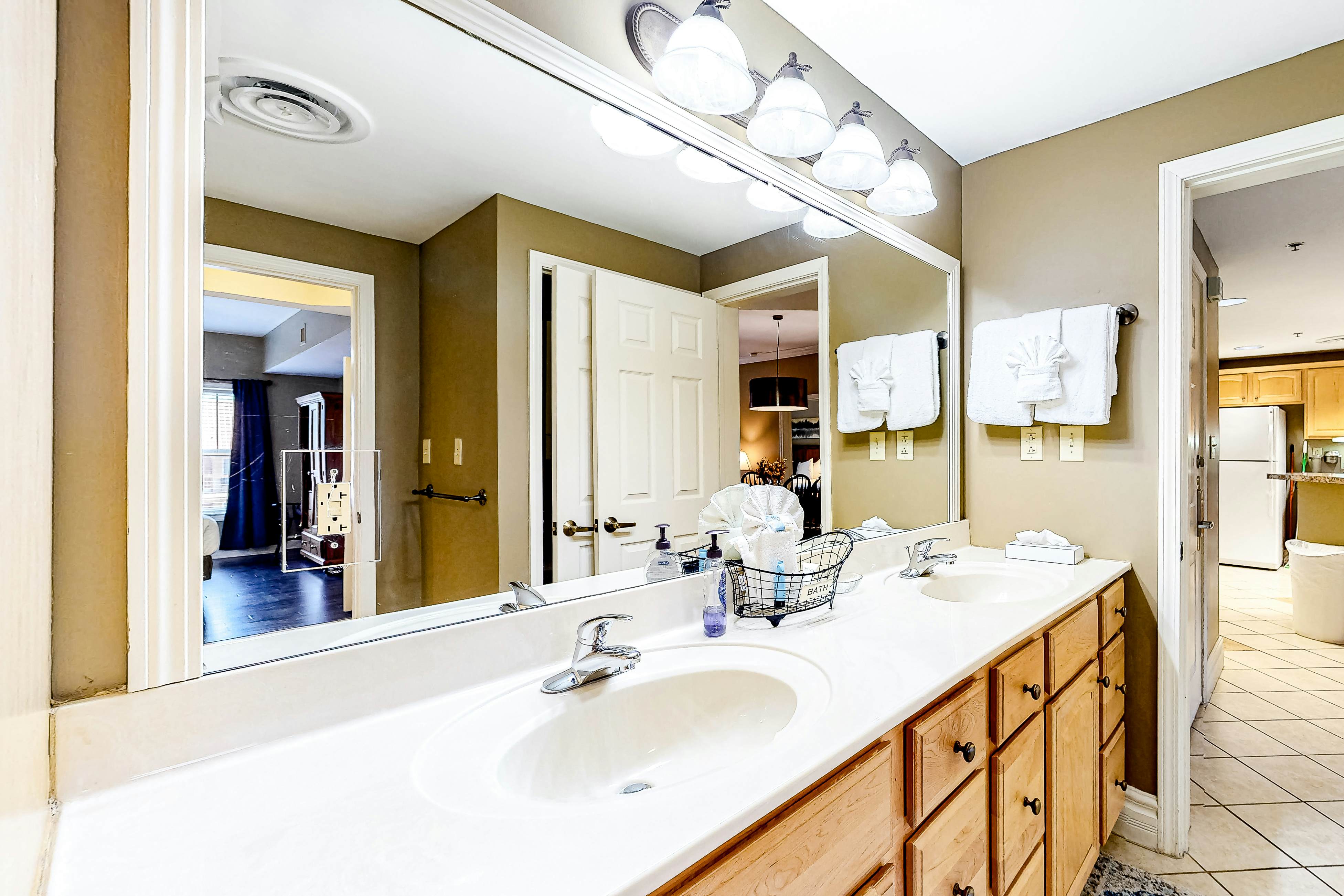 Central Condo, Sleeps 6・Jetted tub・Near Downtown