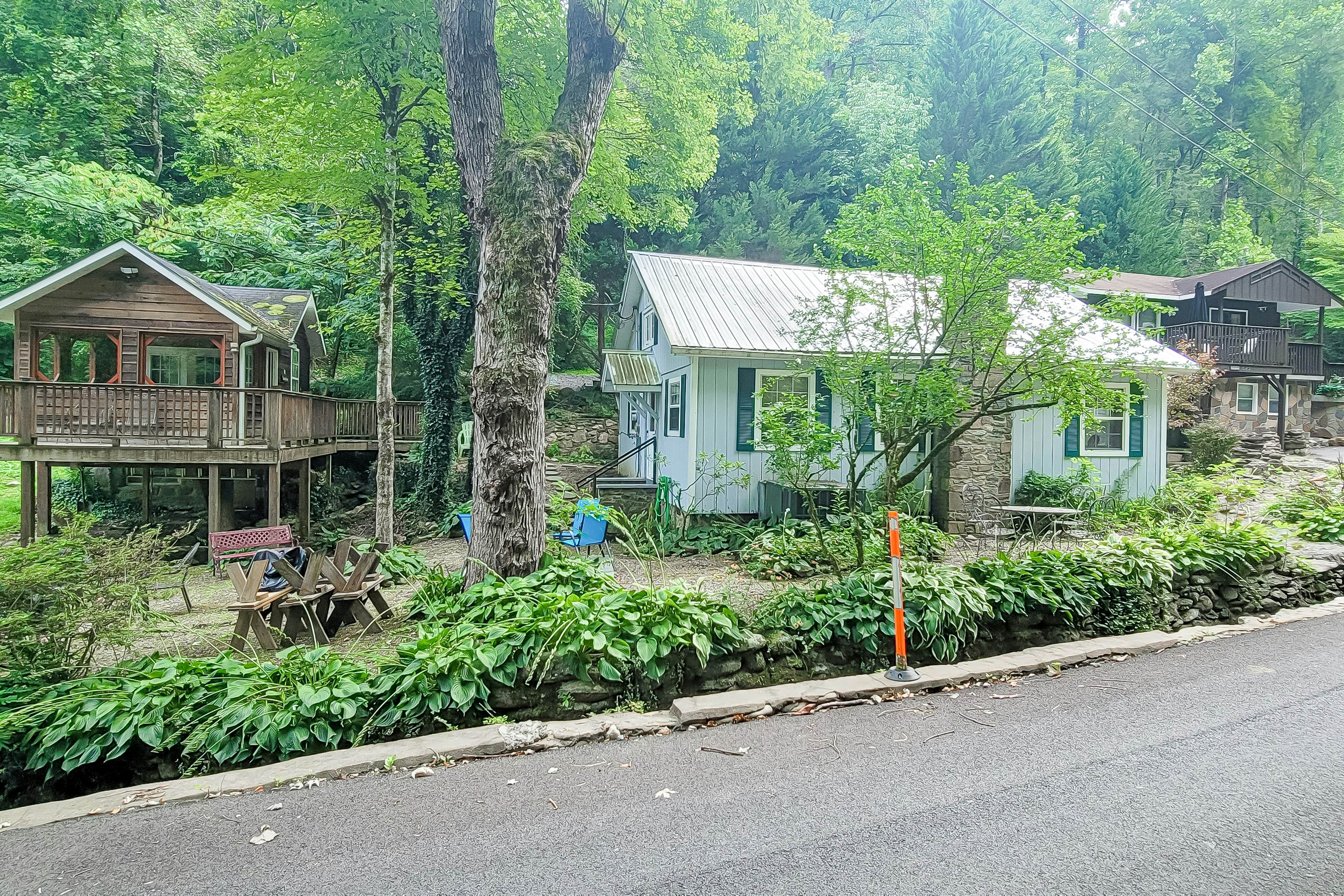 Cozy Creekside Cabin, Sleeps 12・Decks・Free Tickets