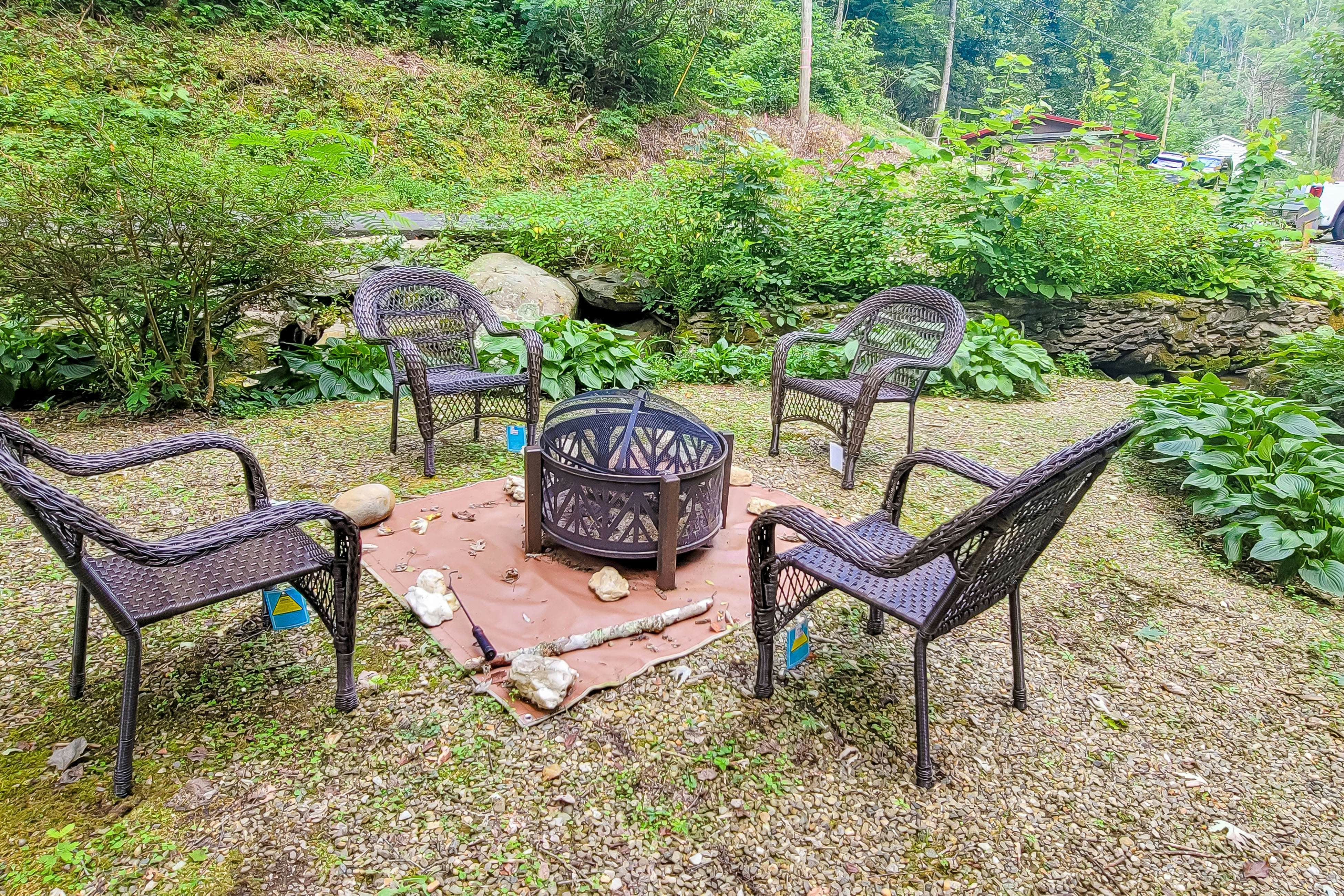 Cozy Creekside Cabin, Sleeps 12・Decks・Free Tickets