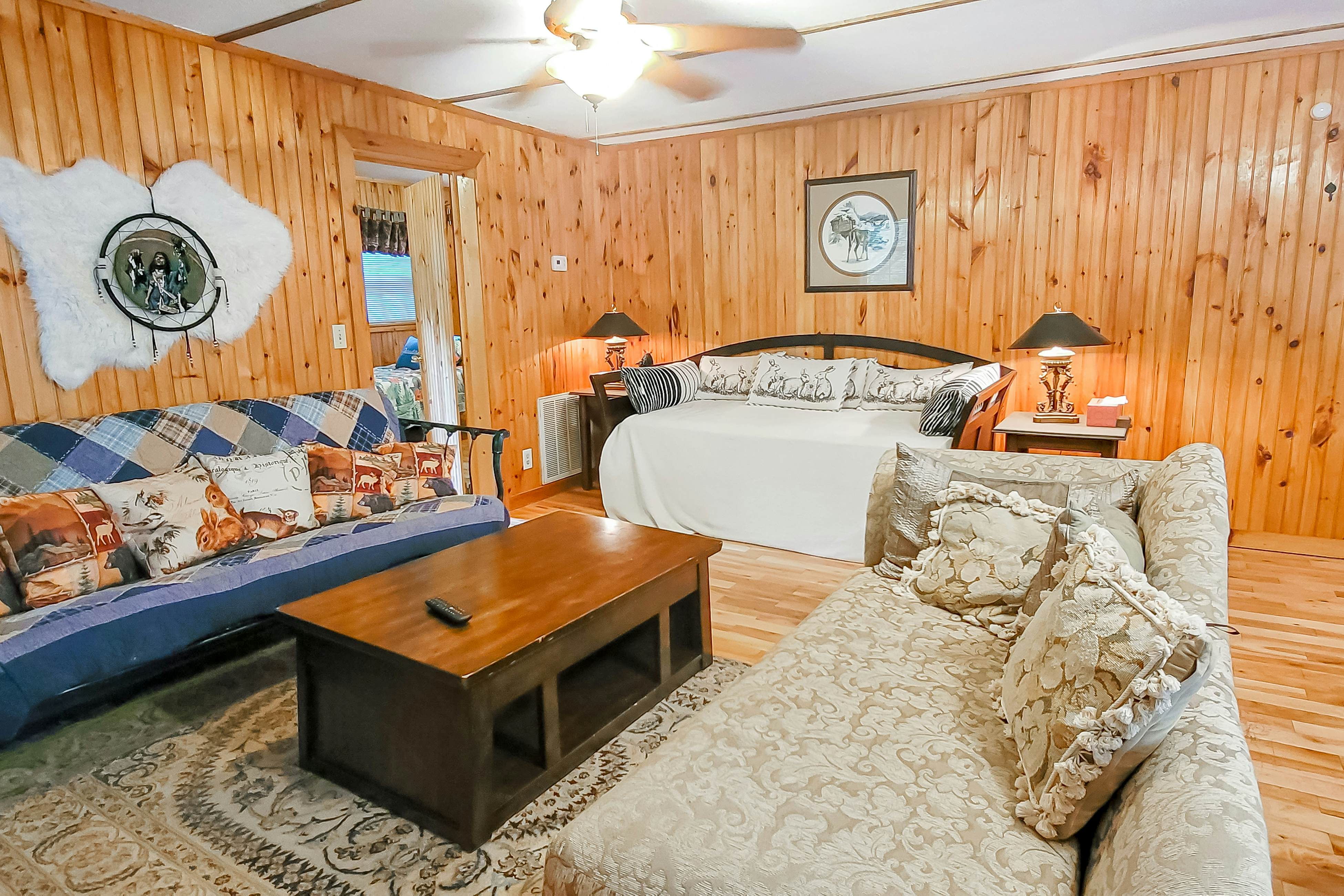 Cozy Creekside Cabin, Sleeps 12・Decks・Free Tickets