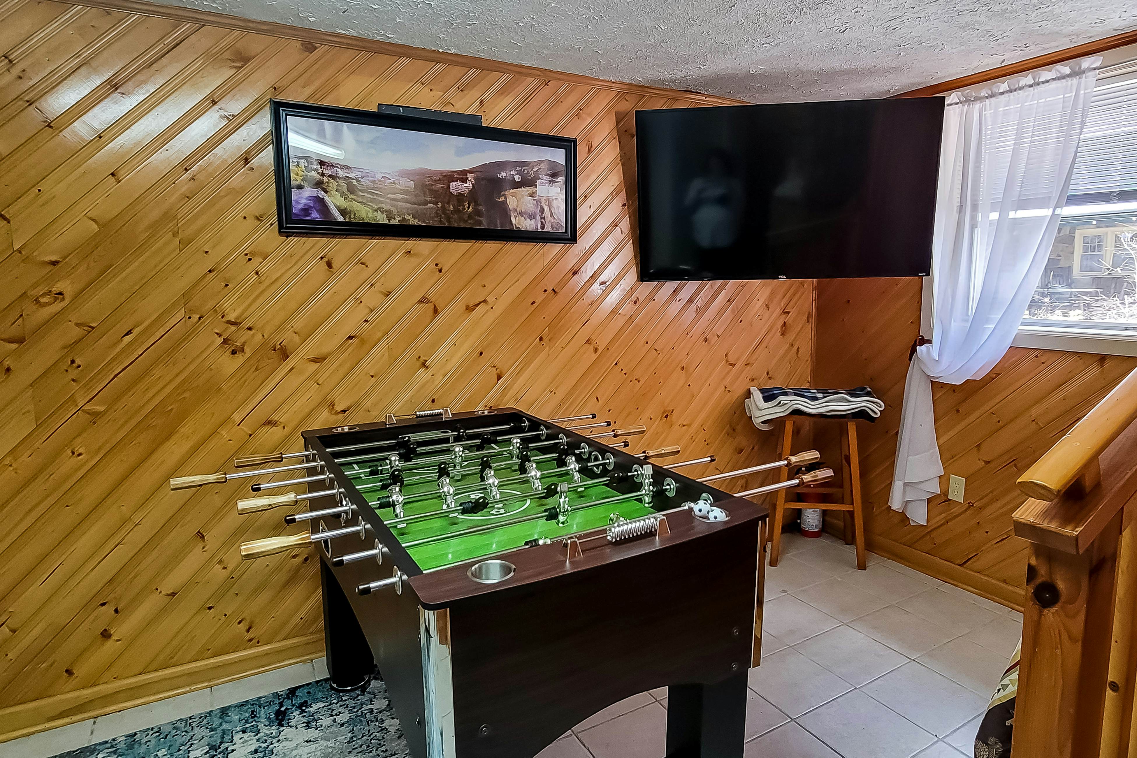 Cozy Creekside Cabin, Sleeps 12・Decks・Free Tickets