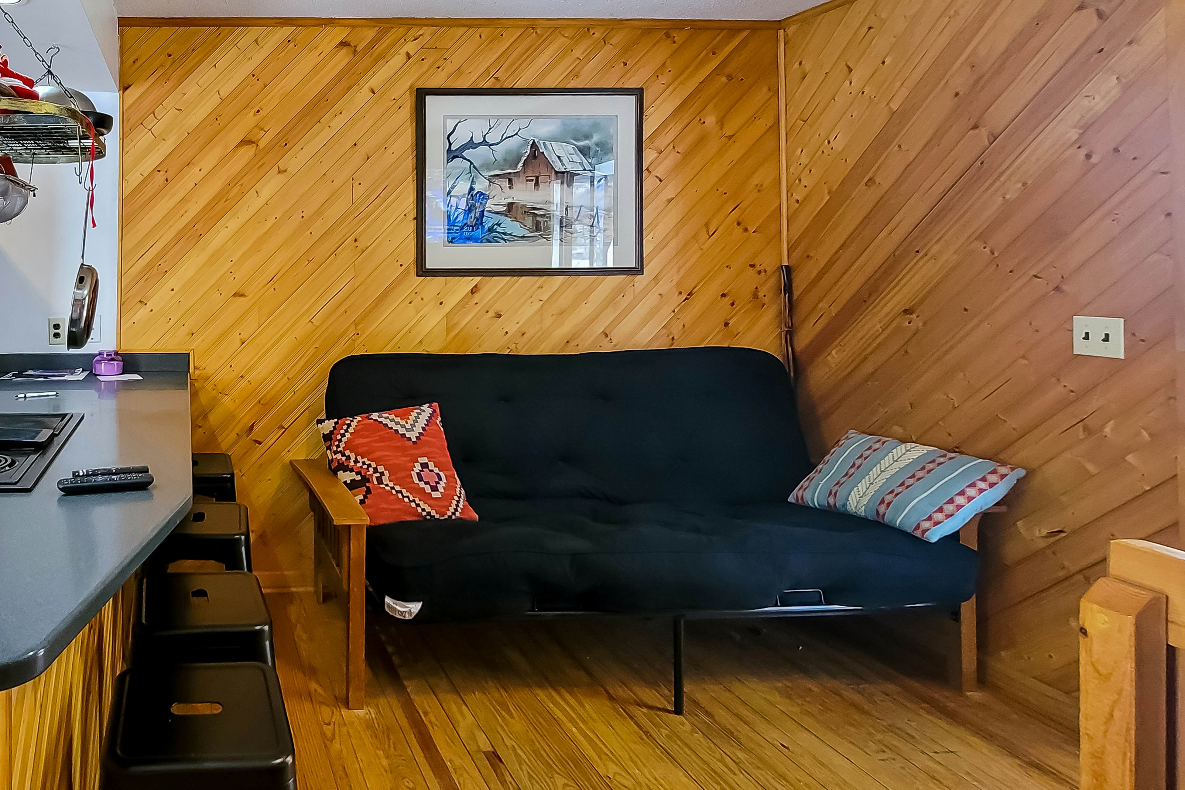 Cozy Creekside Cabin, Sleeps 12・Decks・Free Tickets