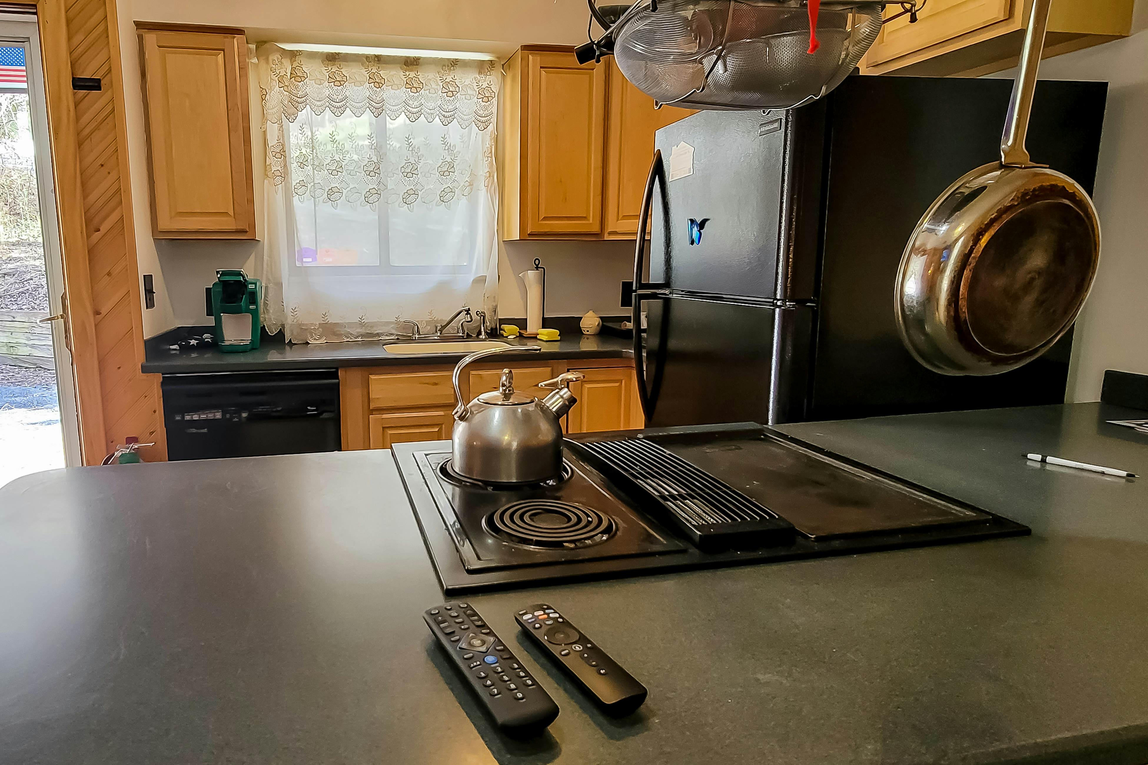 Cozy Creekside Cabin, Sleeps 12・Decks・Free Tickets