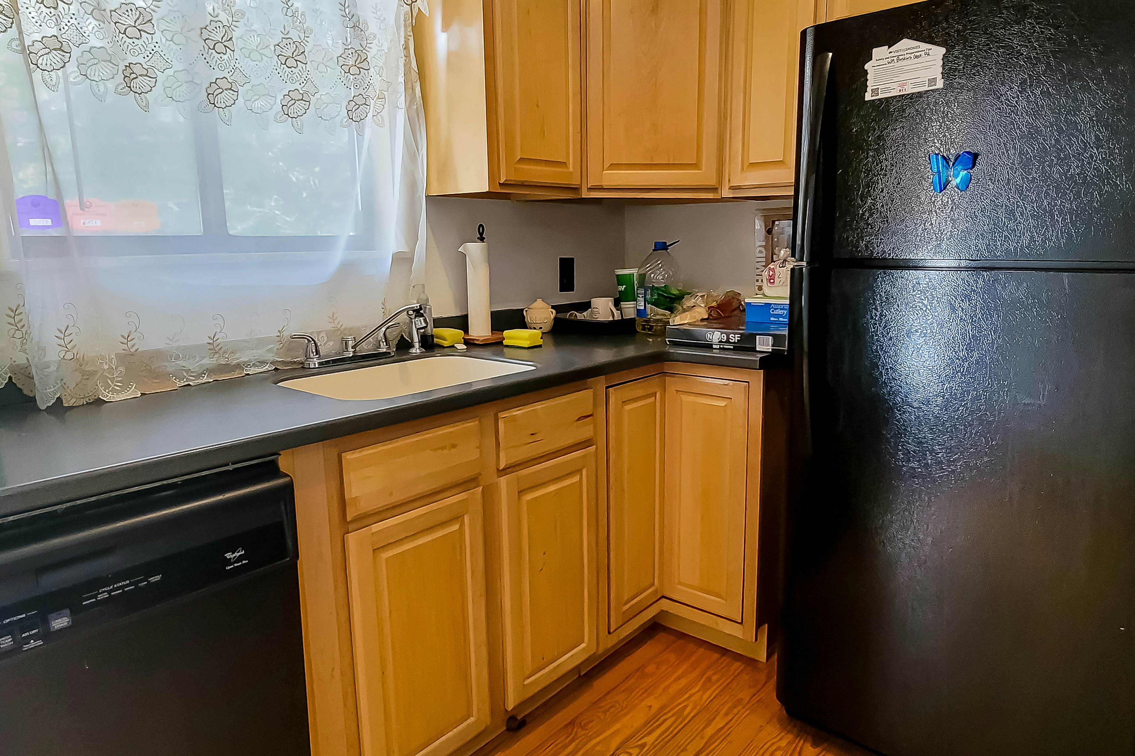 Cozy Creekside Cabin, Sleeps 12・Decks・Free Tickets