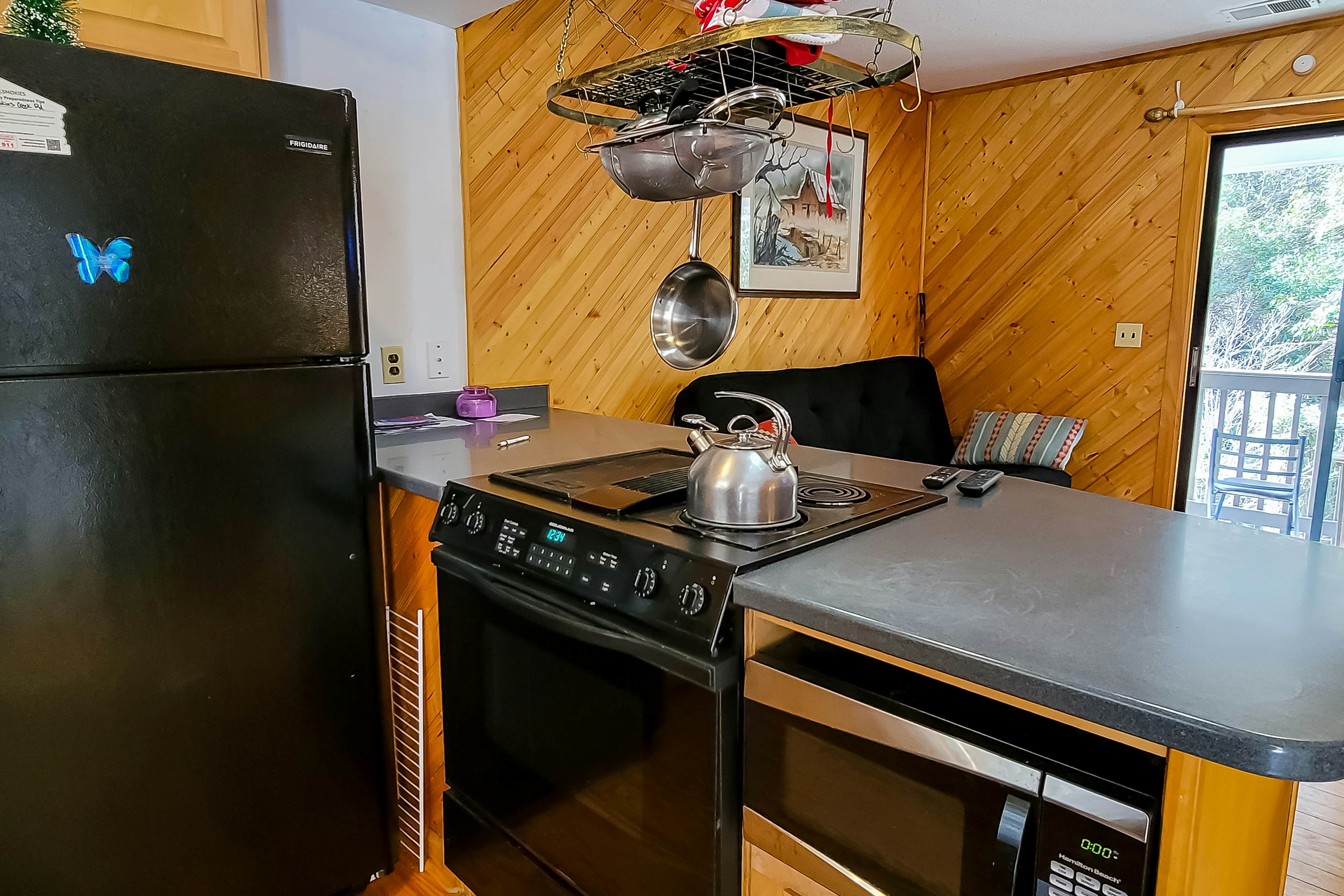 Cozy Creekside Cabin, Sleeps 12・Decks・Free Tickets